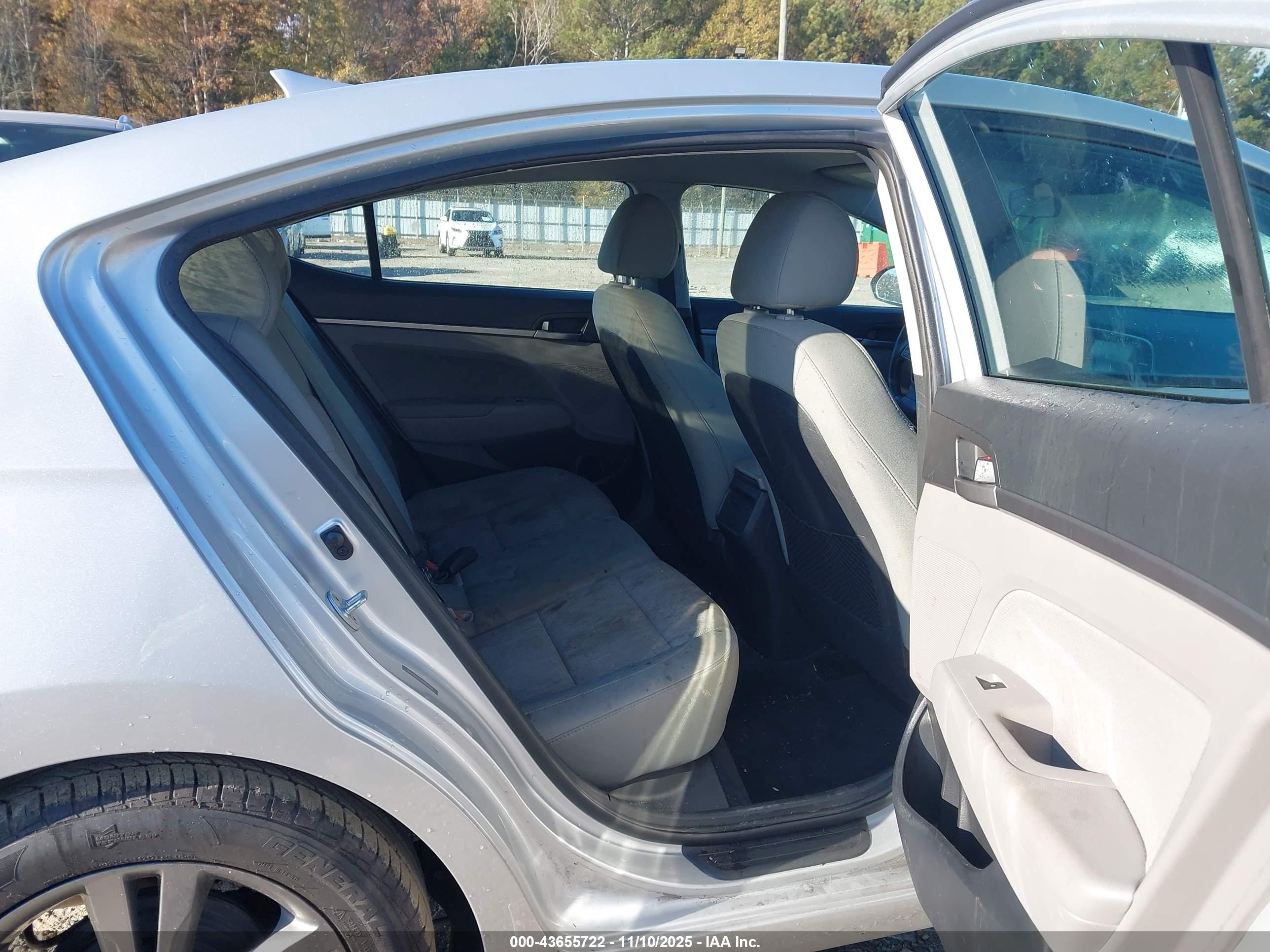 HYUNDAI ELANTRA image 8