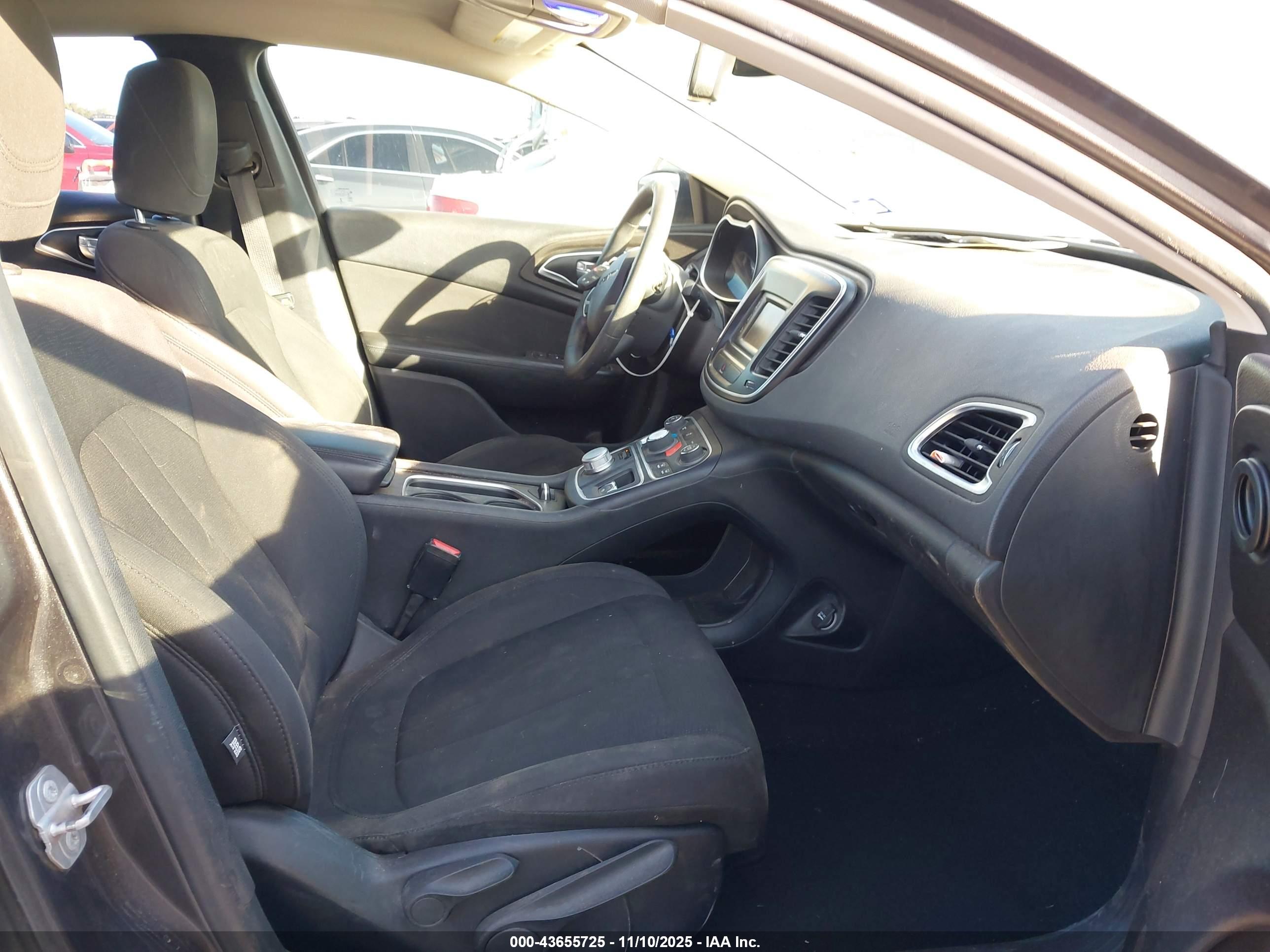 CHRYSLER 200 image 5