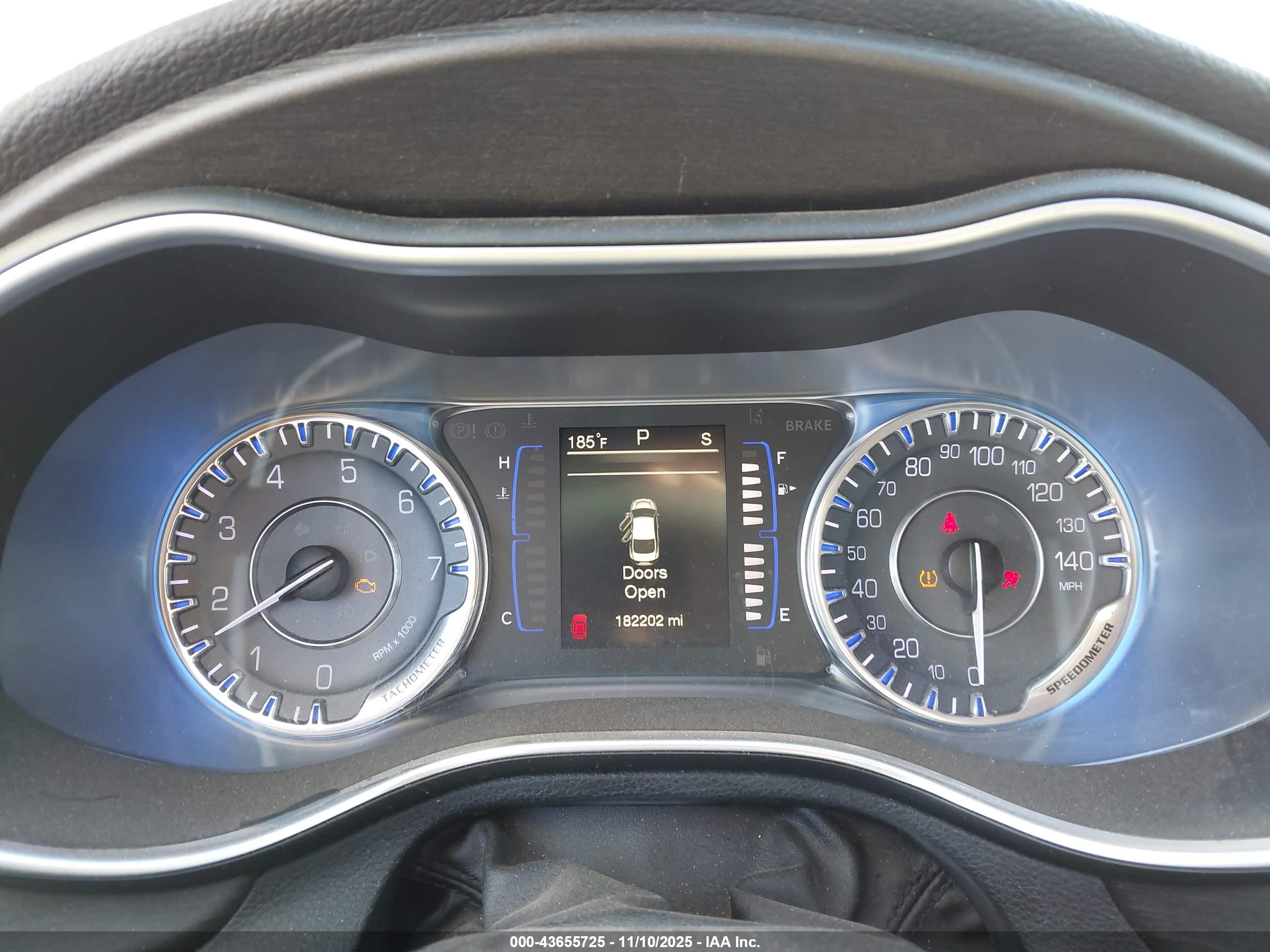 CHRYSLER 200 image 7