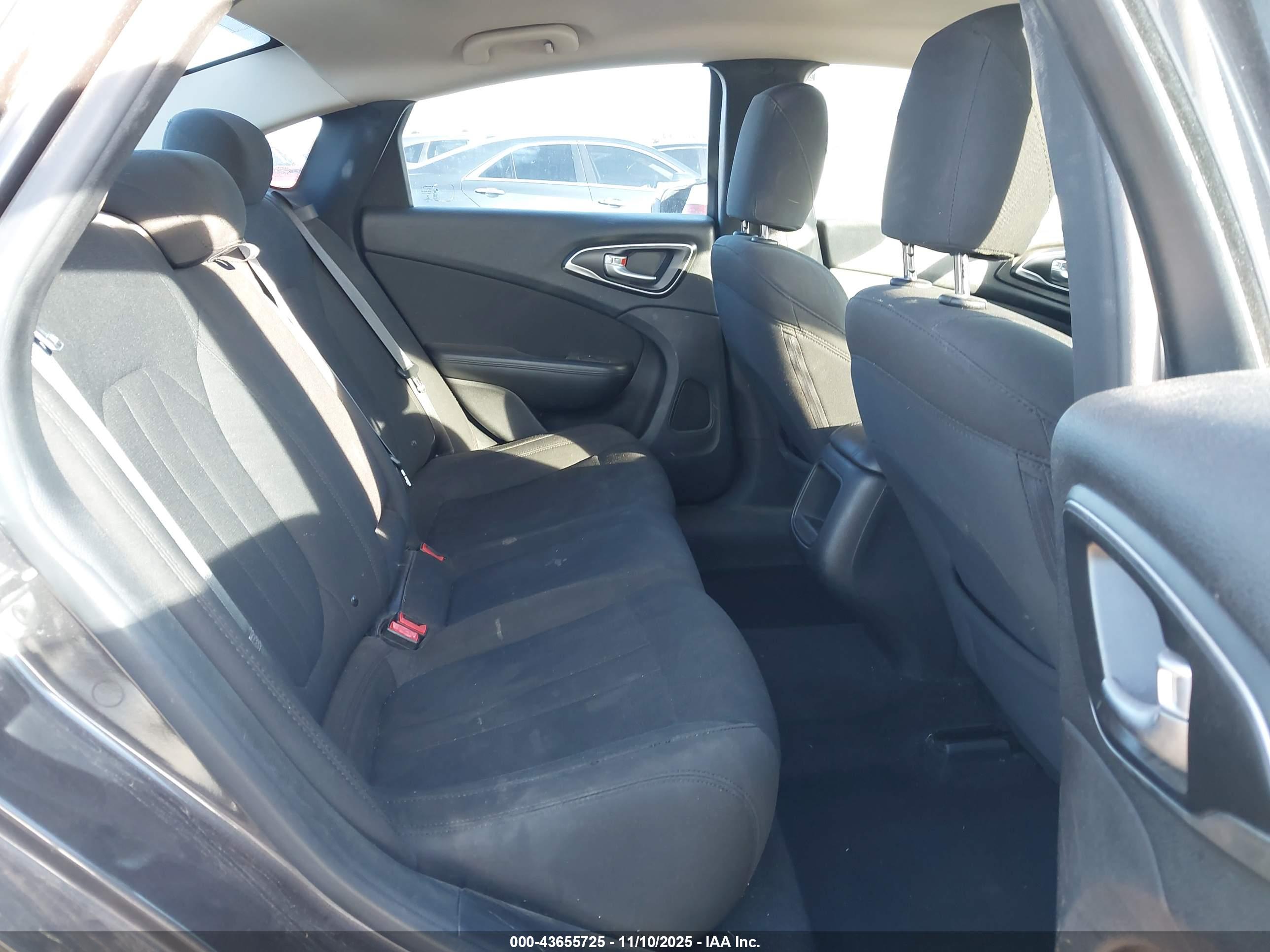 CHRYSLER 200 image 8