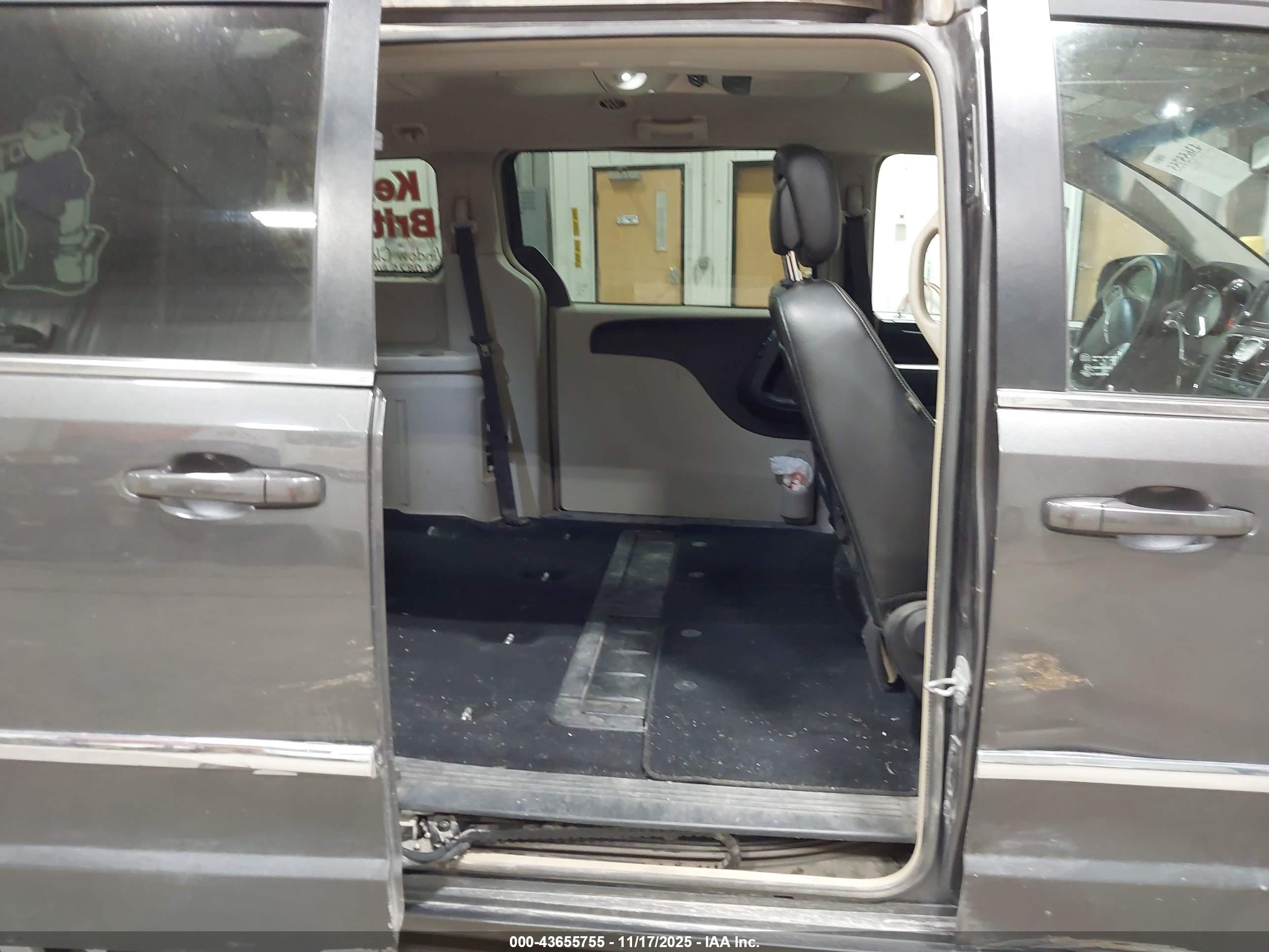 CHRYSLER TOWN image 8