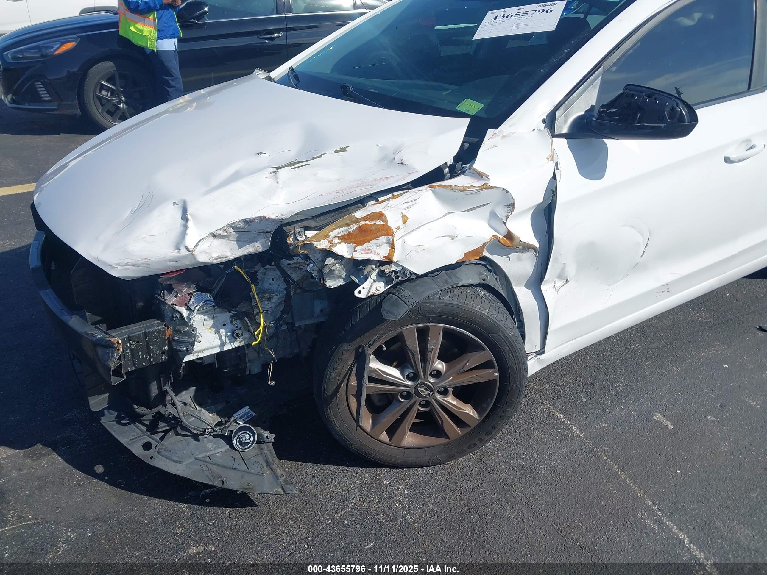 HYUNDAI ELANTRA image 6