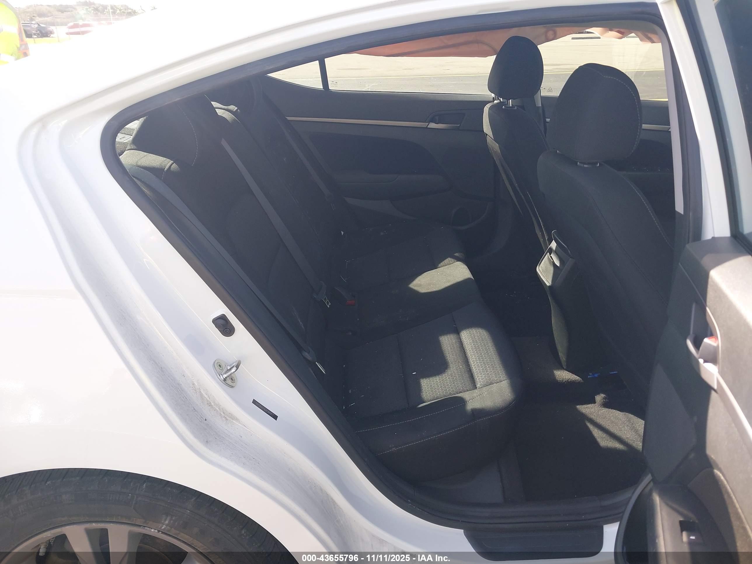 HYUNDAI ELANTRA image 8