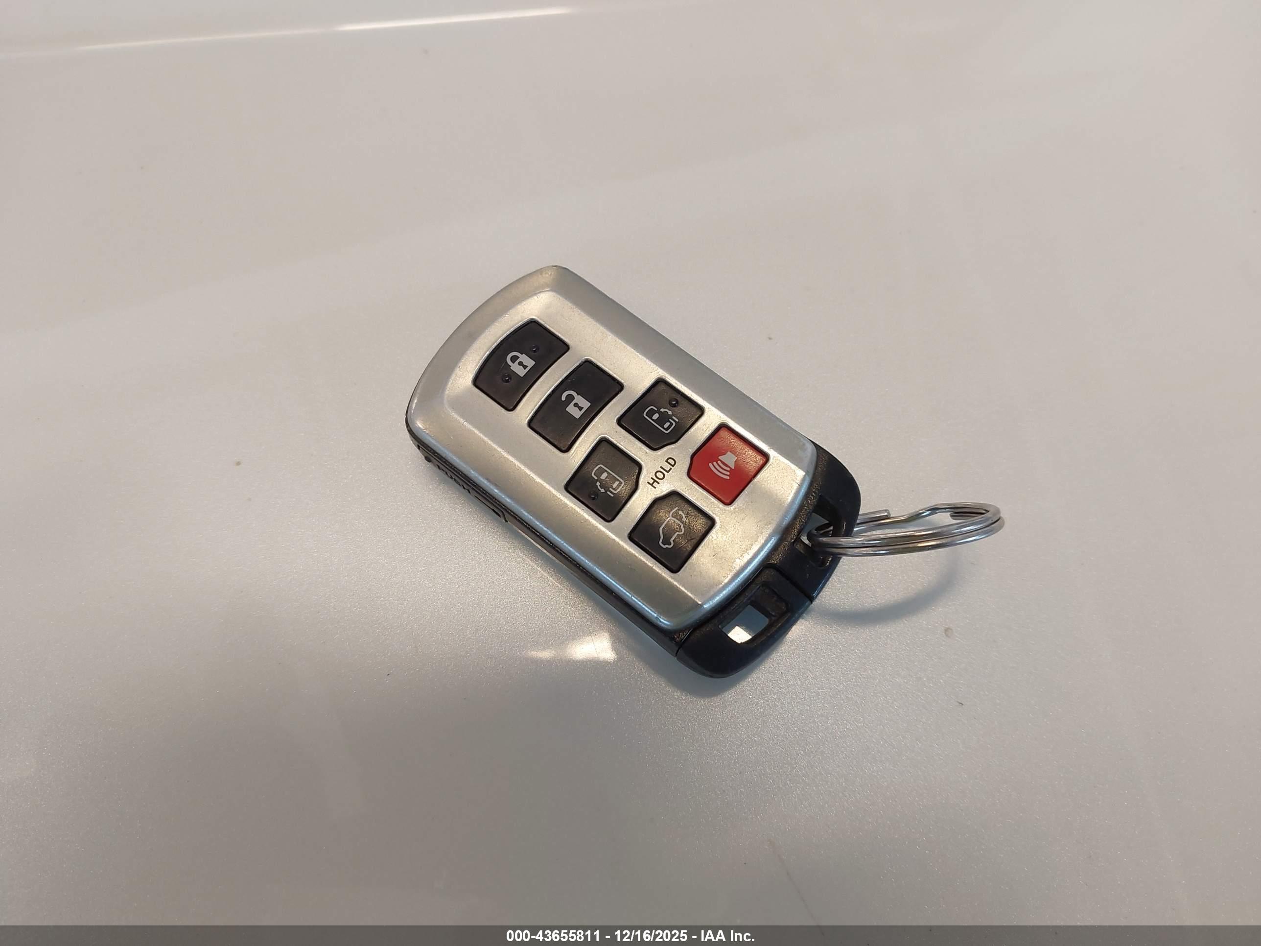 TOYOTA SIENNA image 11
