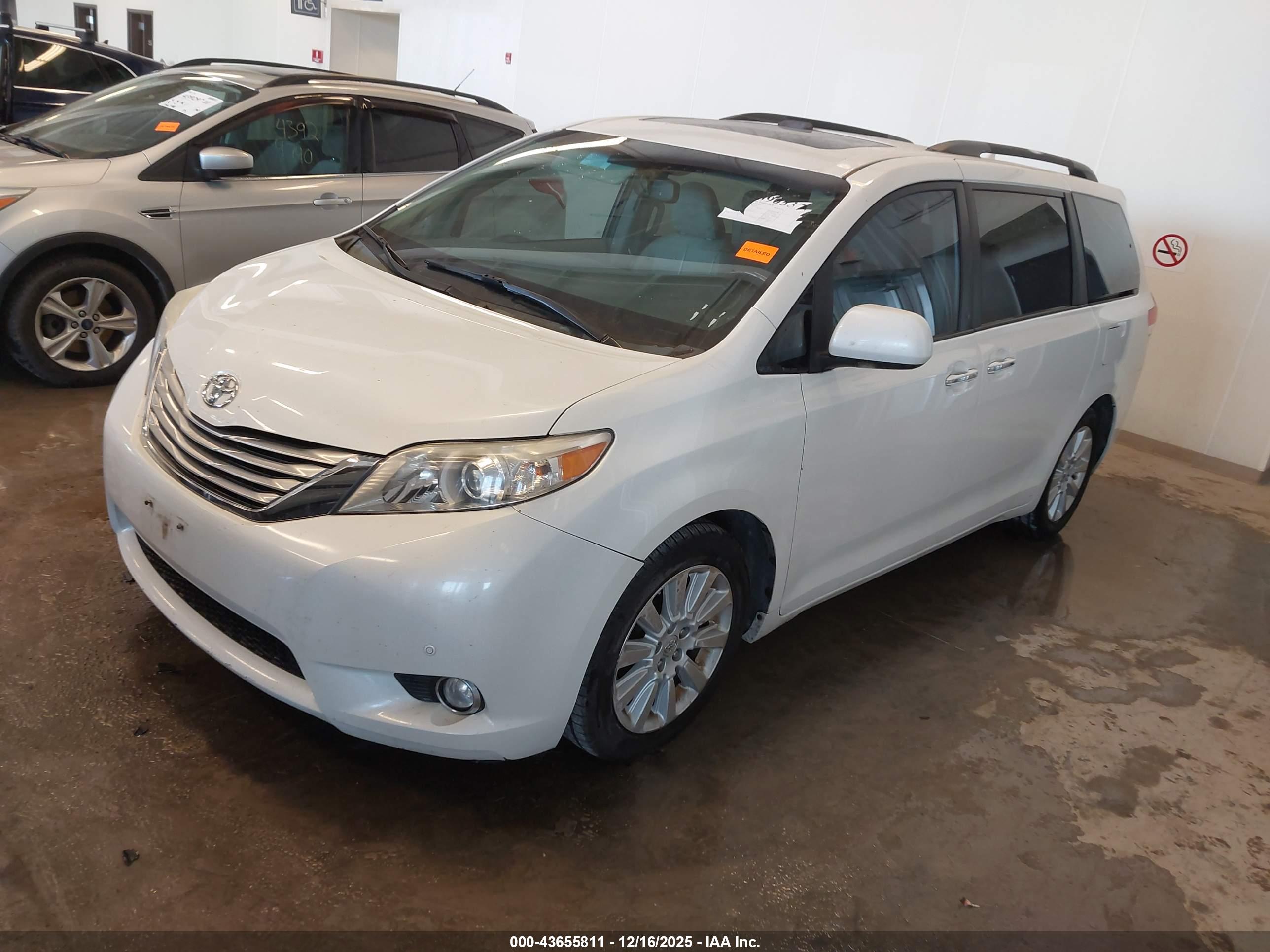 TOYOTA SIENNA image 2