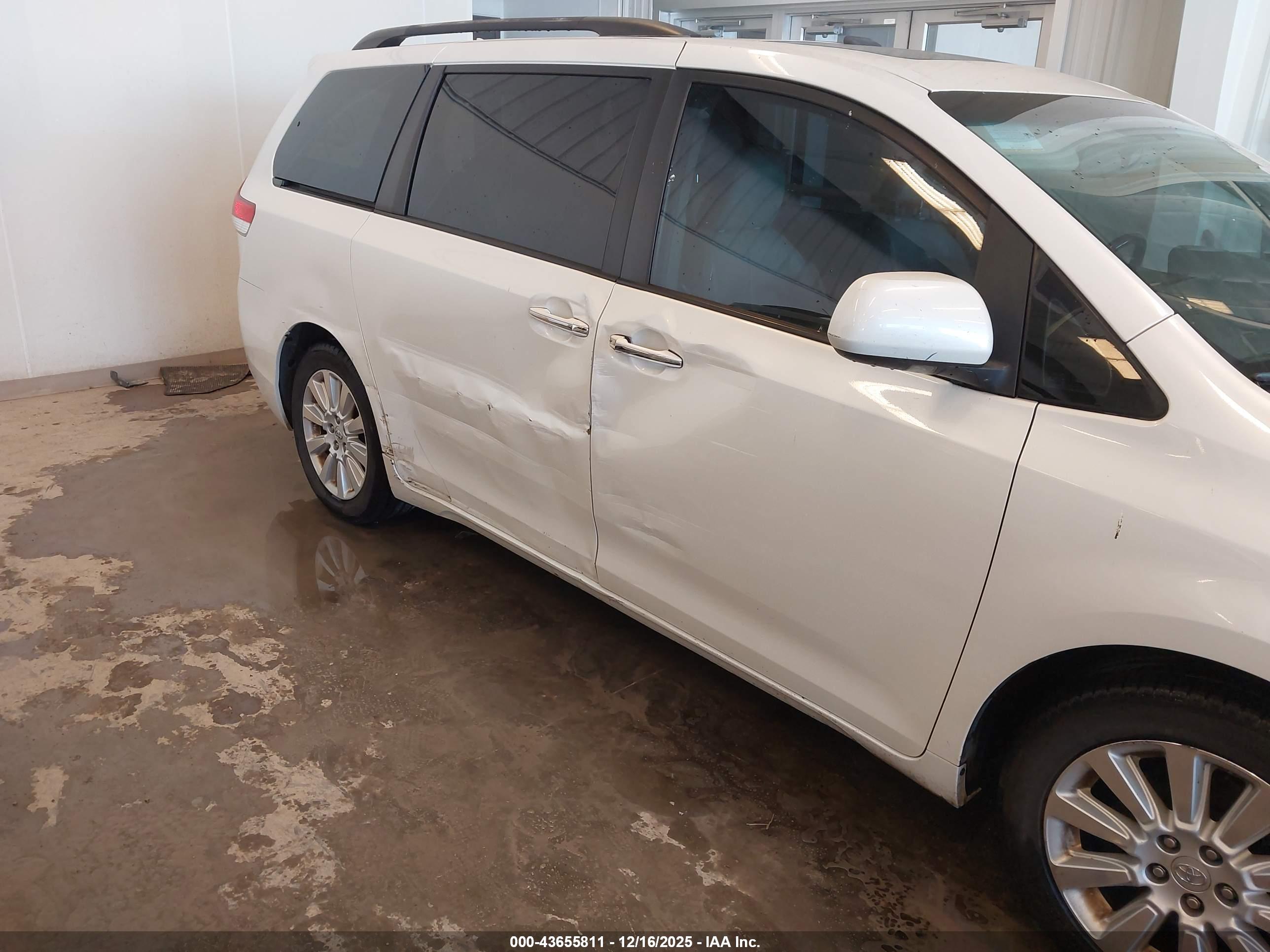 TOYOTA SIENNA image 6