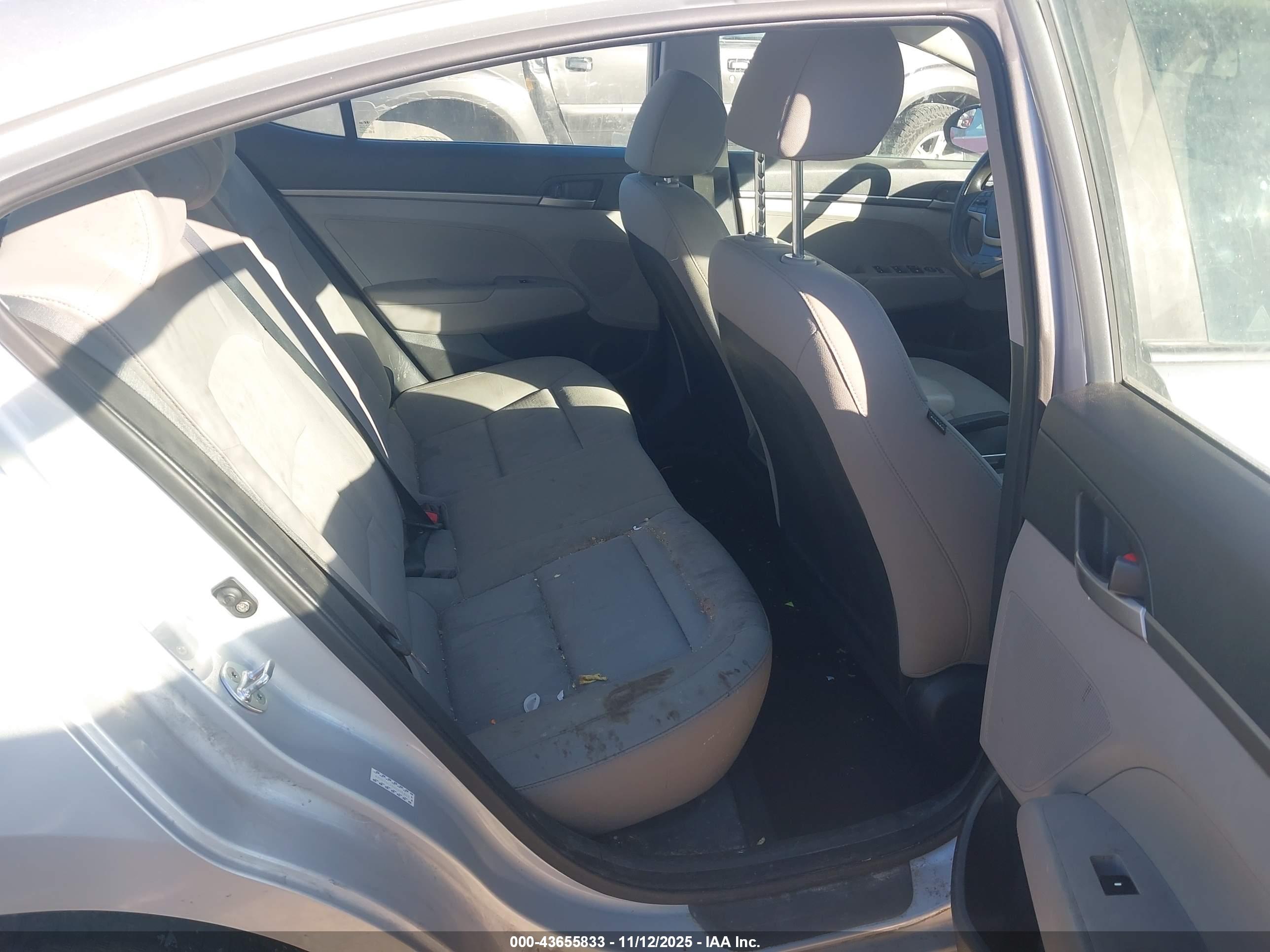 HYUNDAI ELANTRA image 8