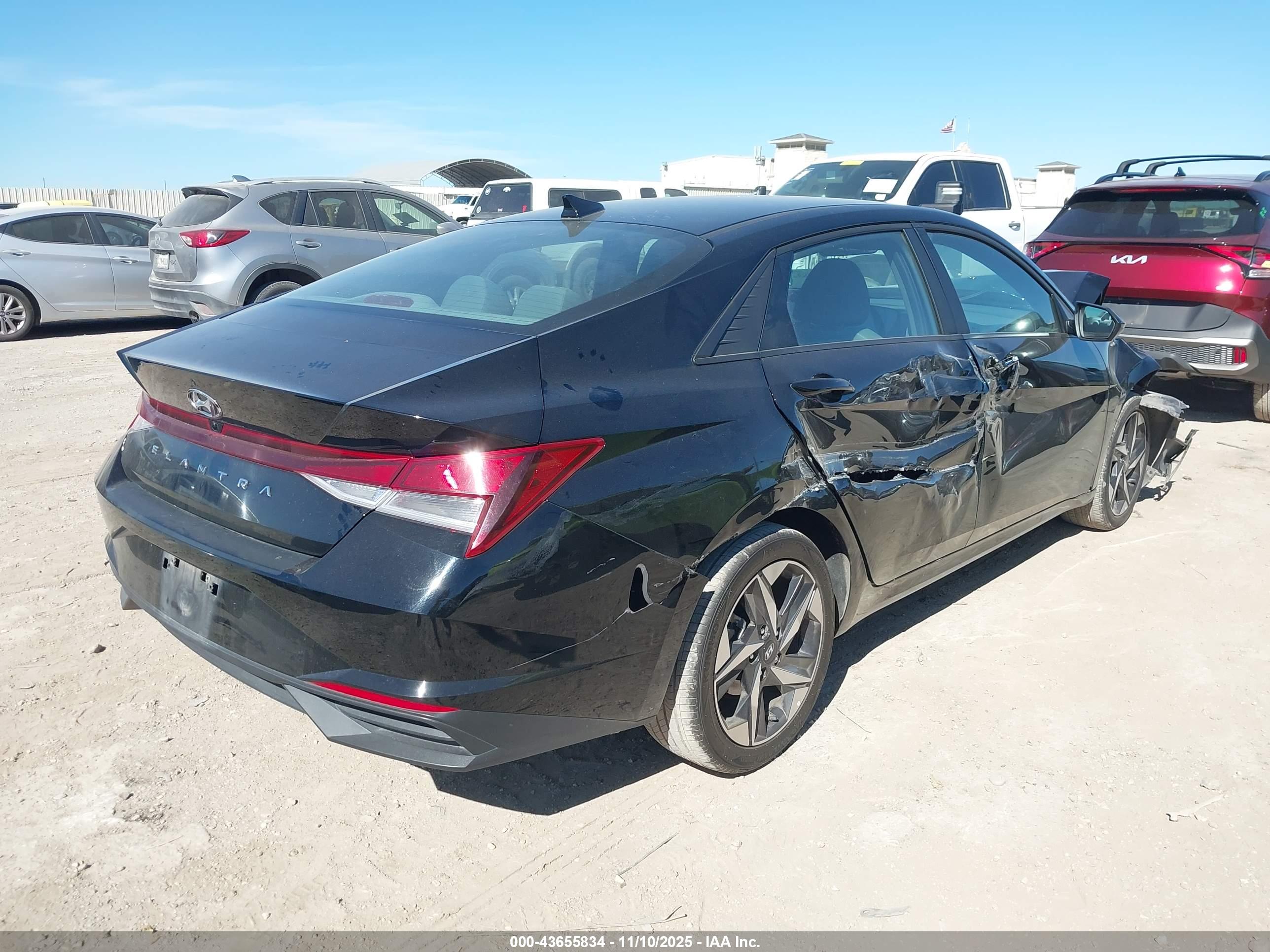 HYUNDAI ELANTRA image 4