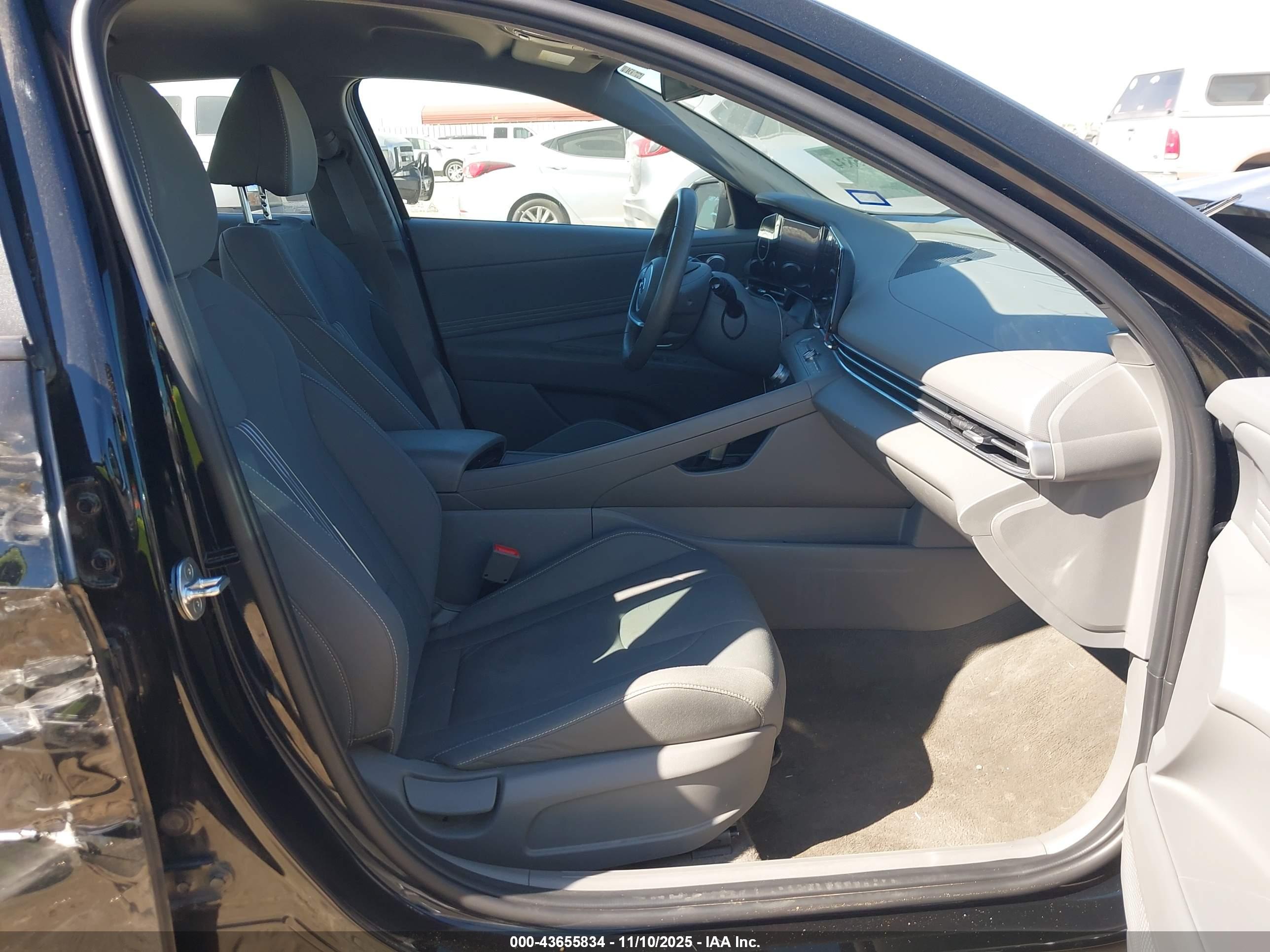 HYUNDAI ELANTRA image 5