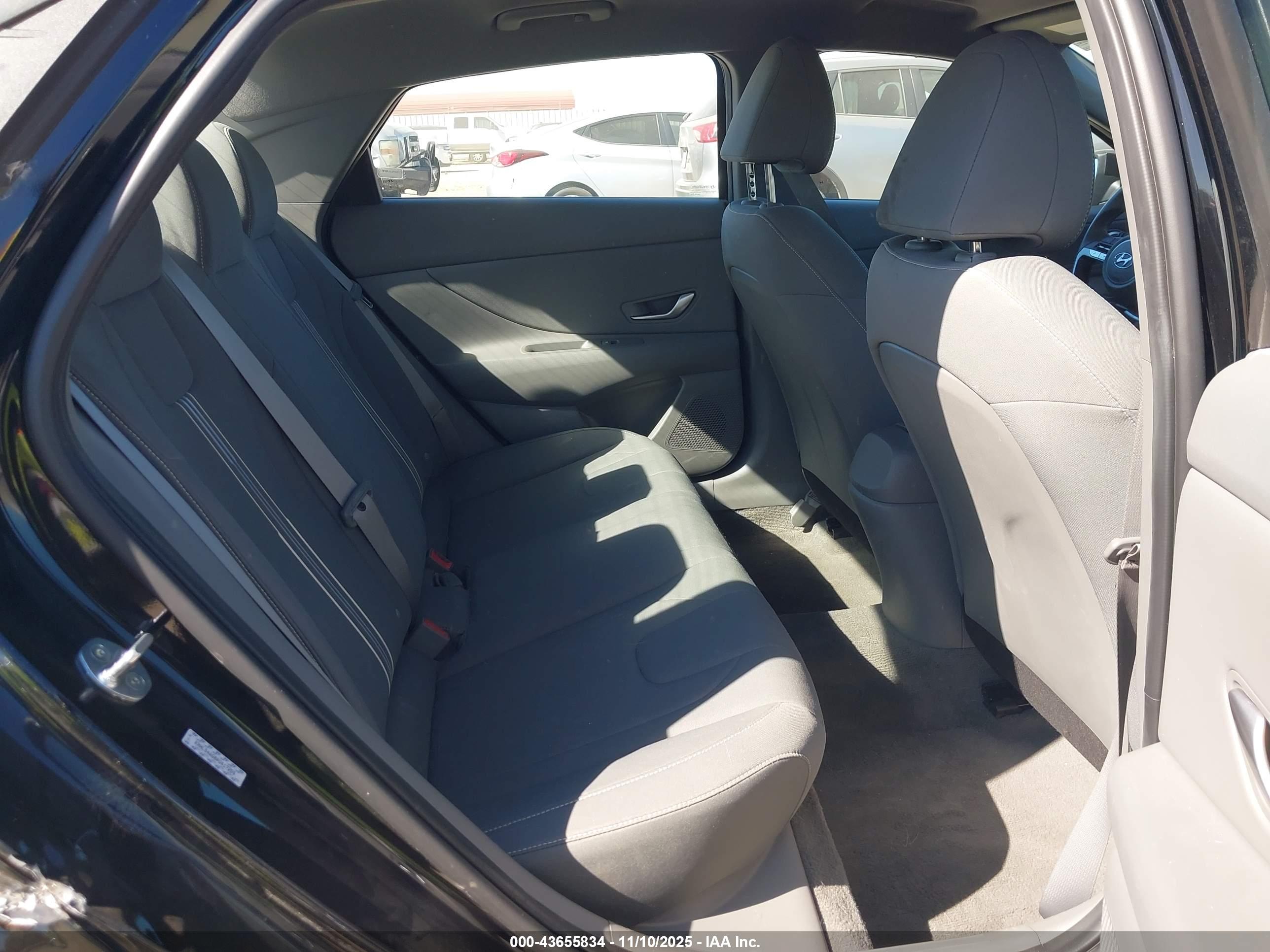 HYUNDAI ELANTRA image 8