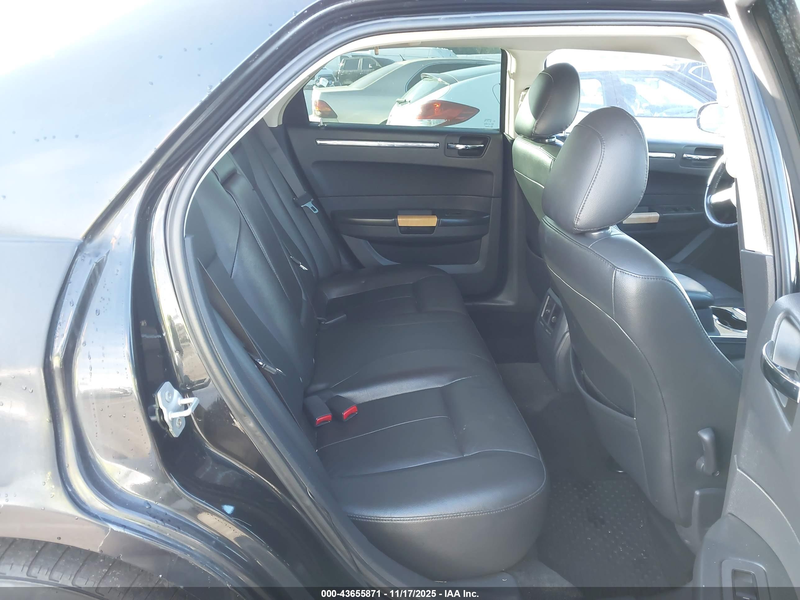 CHRYSLER 300 image 8
