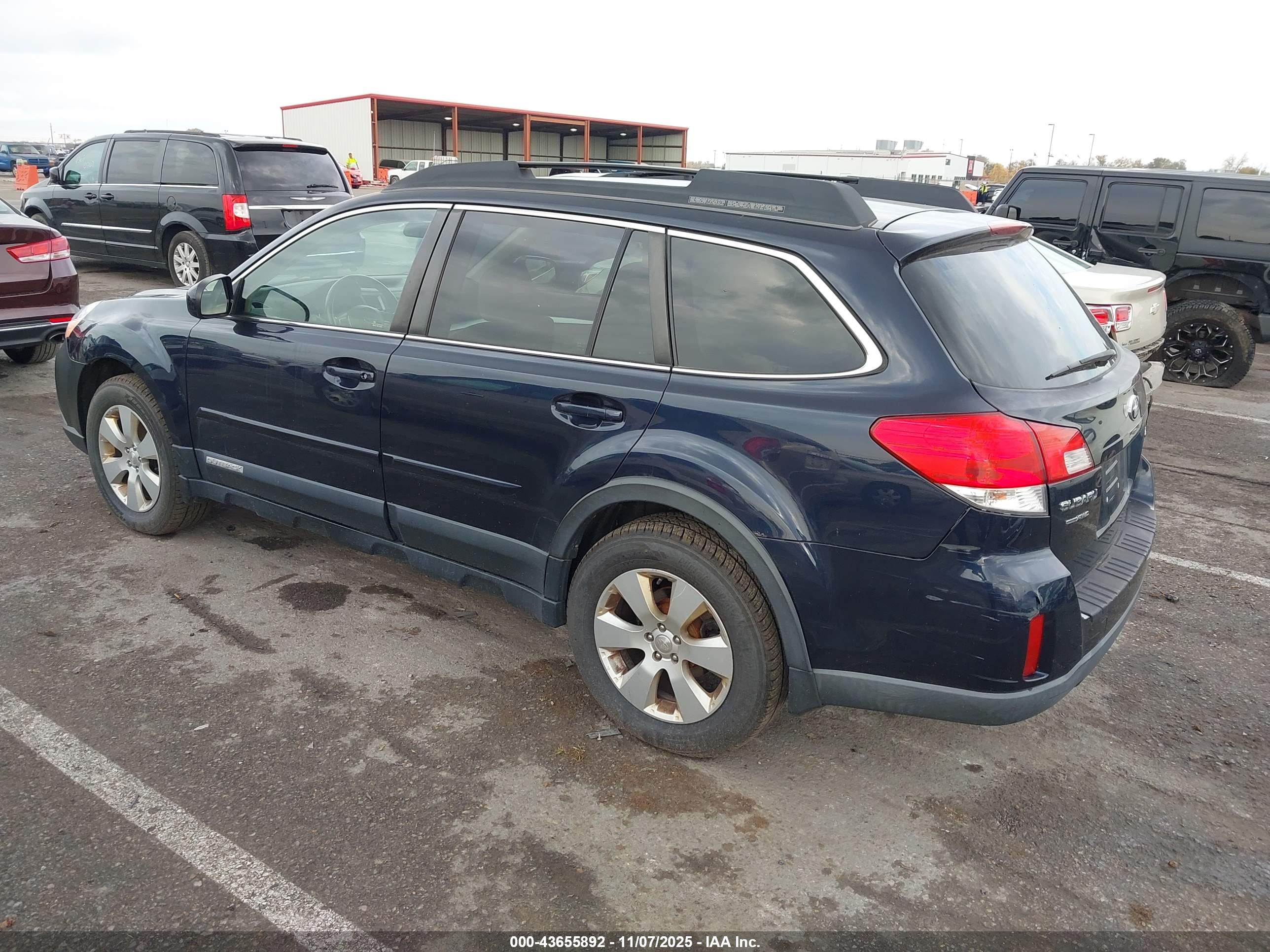 SUBARU OUTBACK image 3