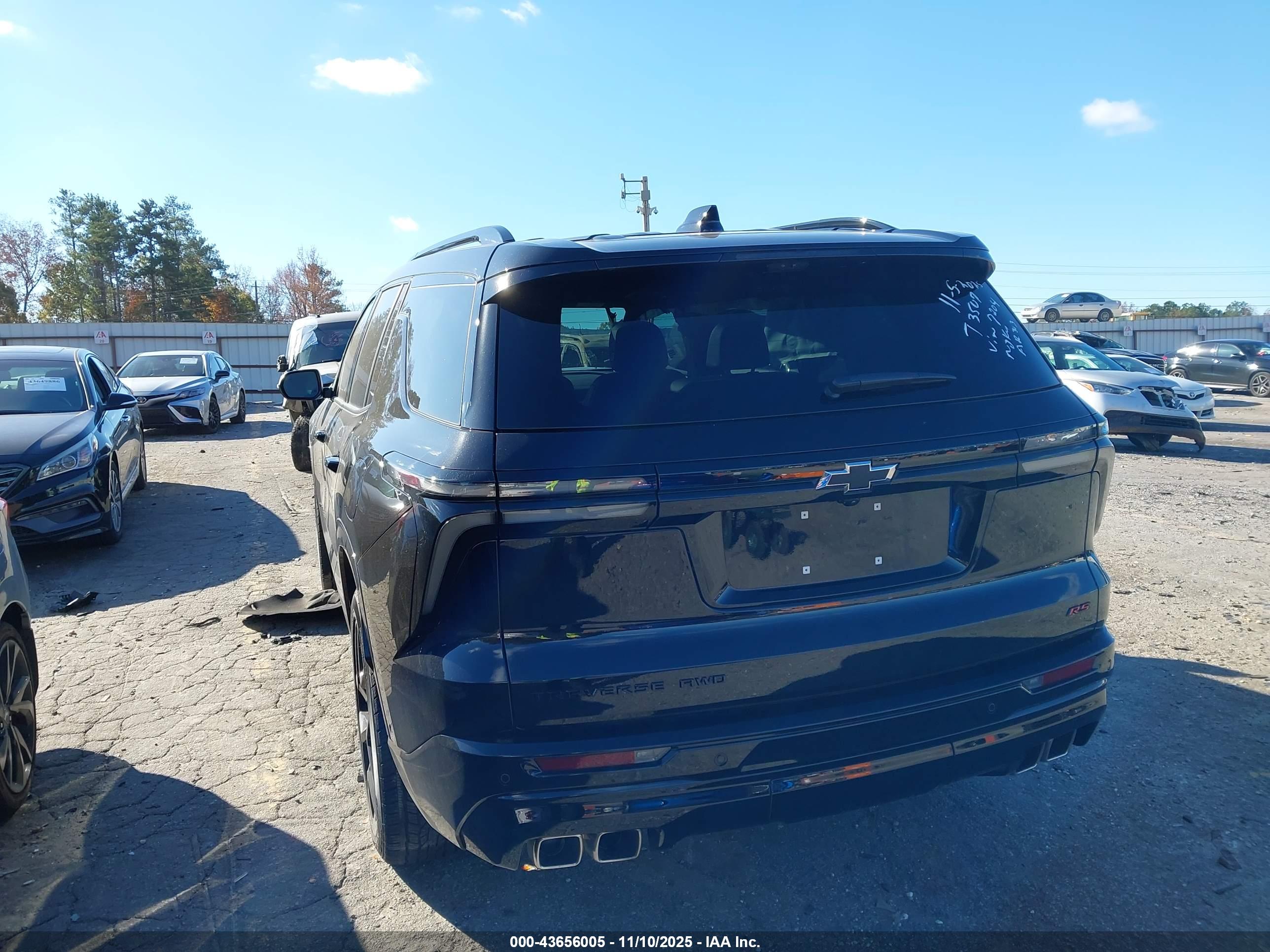 CHEVROLET TRAVERSE image 3