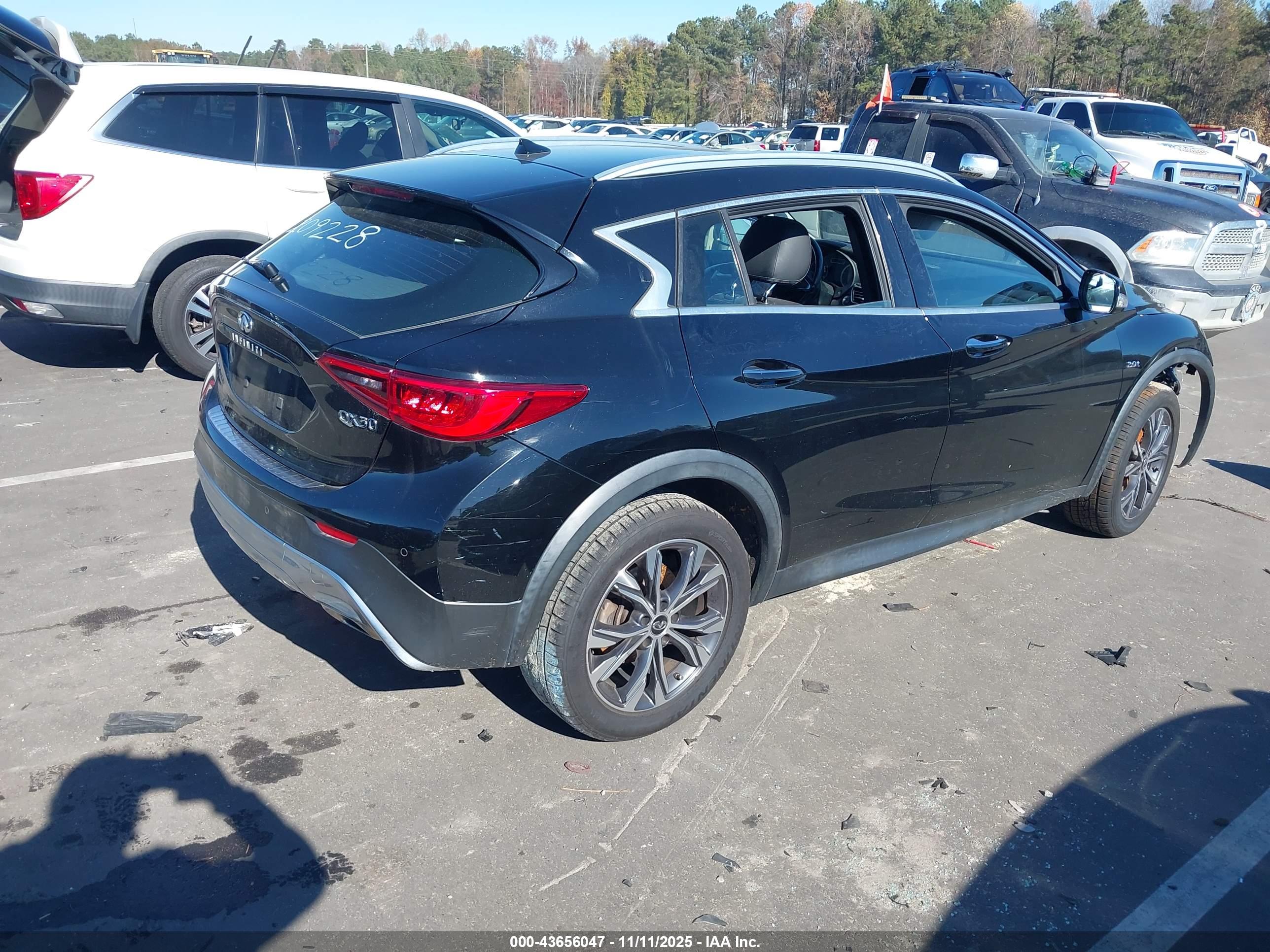 INFINITI QX30 image 4