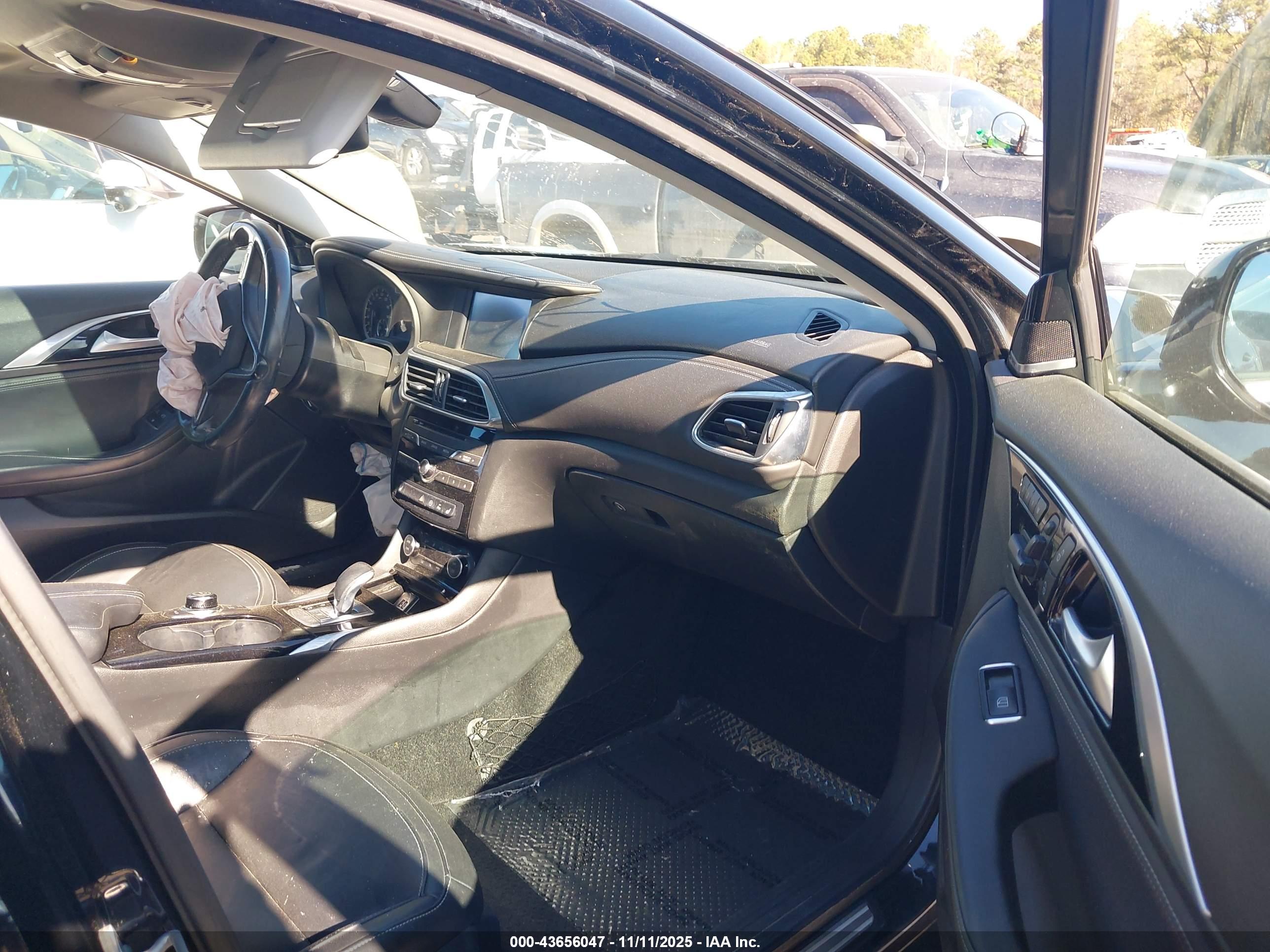 INFINITI QX30 image 5