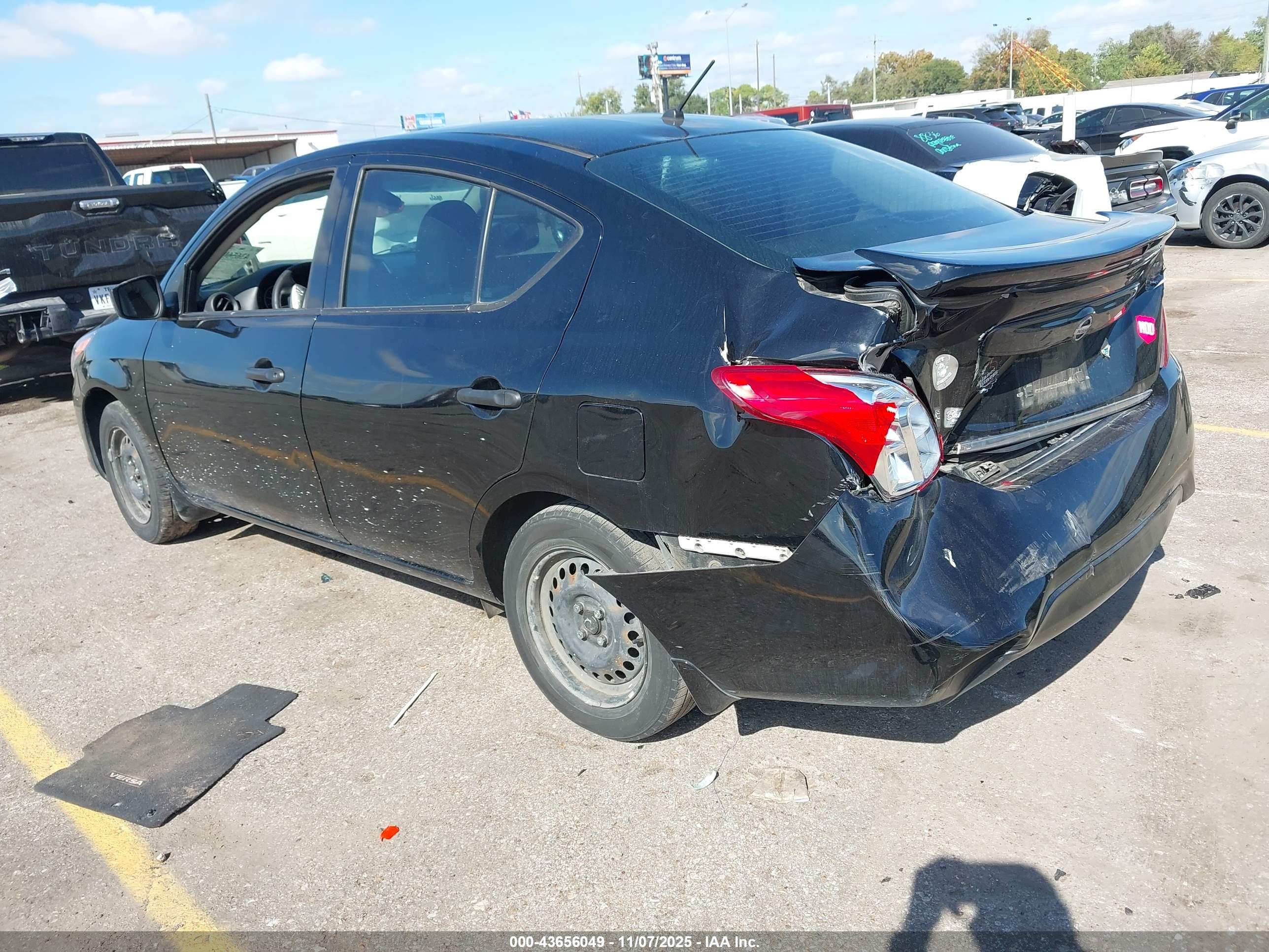 NISSAN VERSA image 3