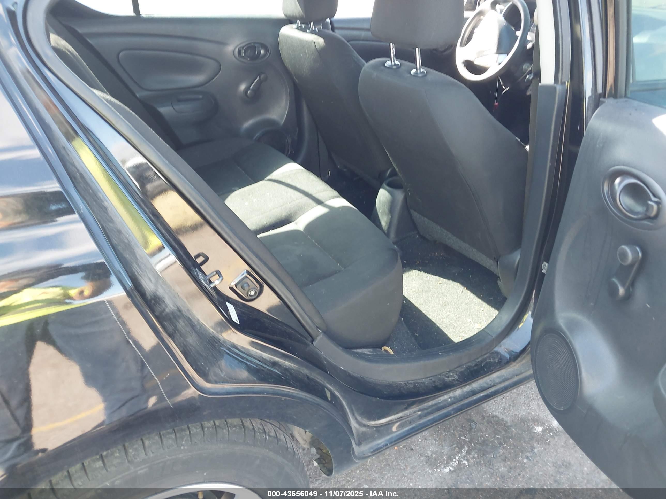 NISSAN VERSA image 8
