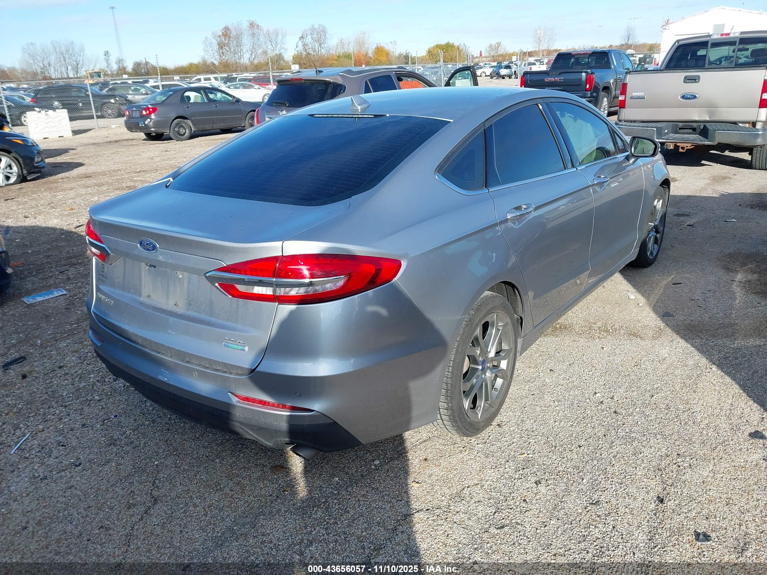 FORD FUSION image 4