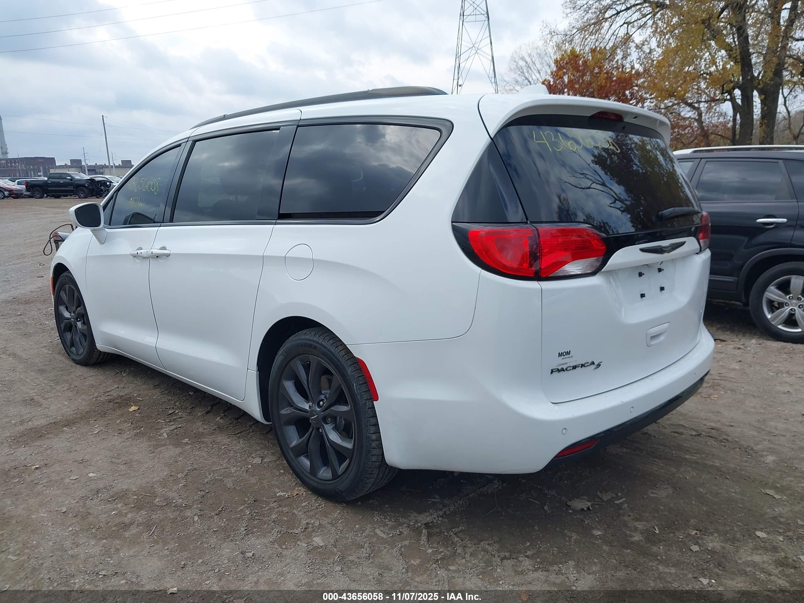 CHRYSLER PACIFICA image 3