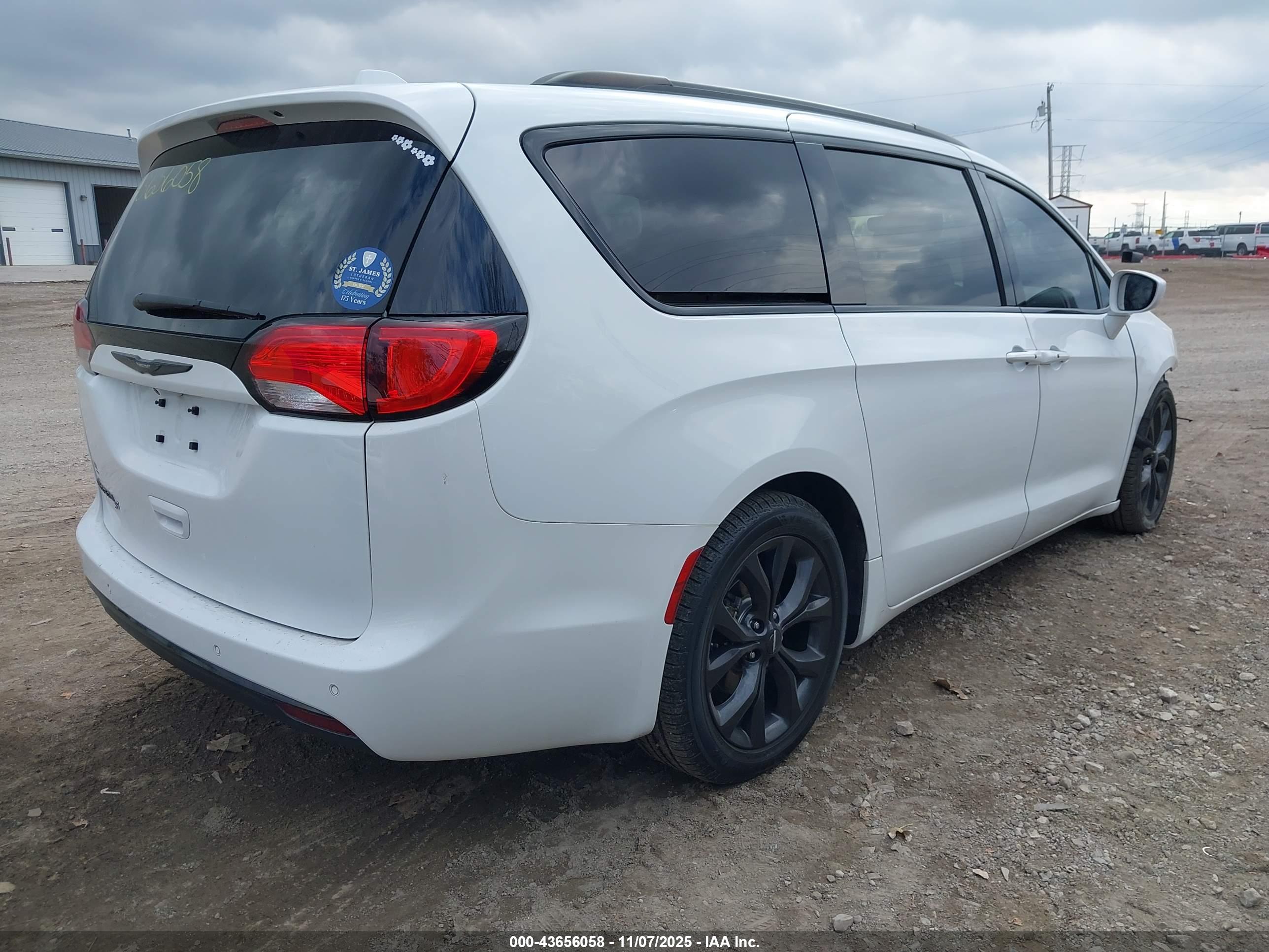 CHRYSLER PACIFICA image 4