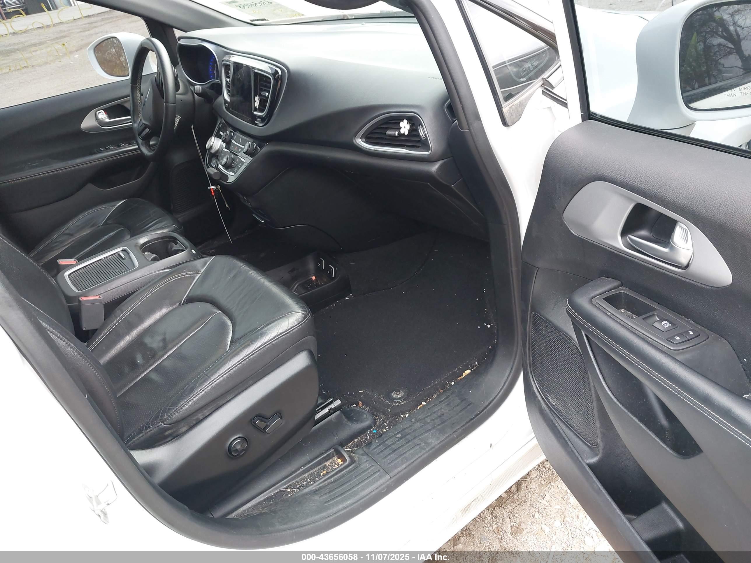 CHRYSLER PACIFICA image 5
