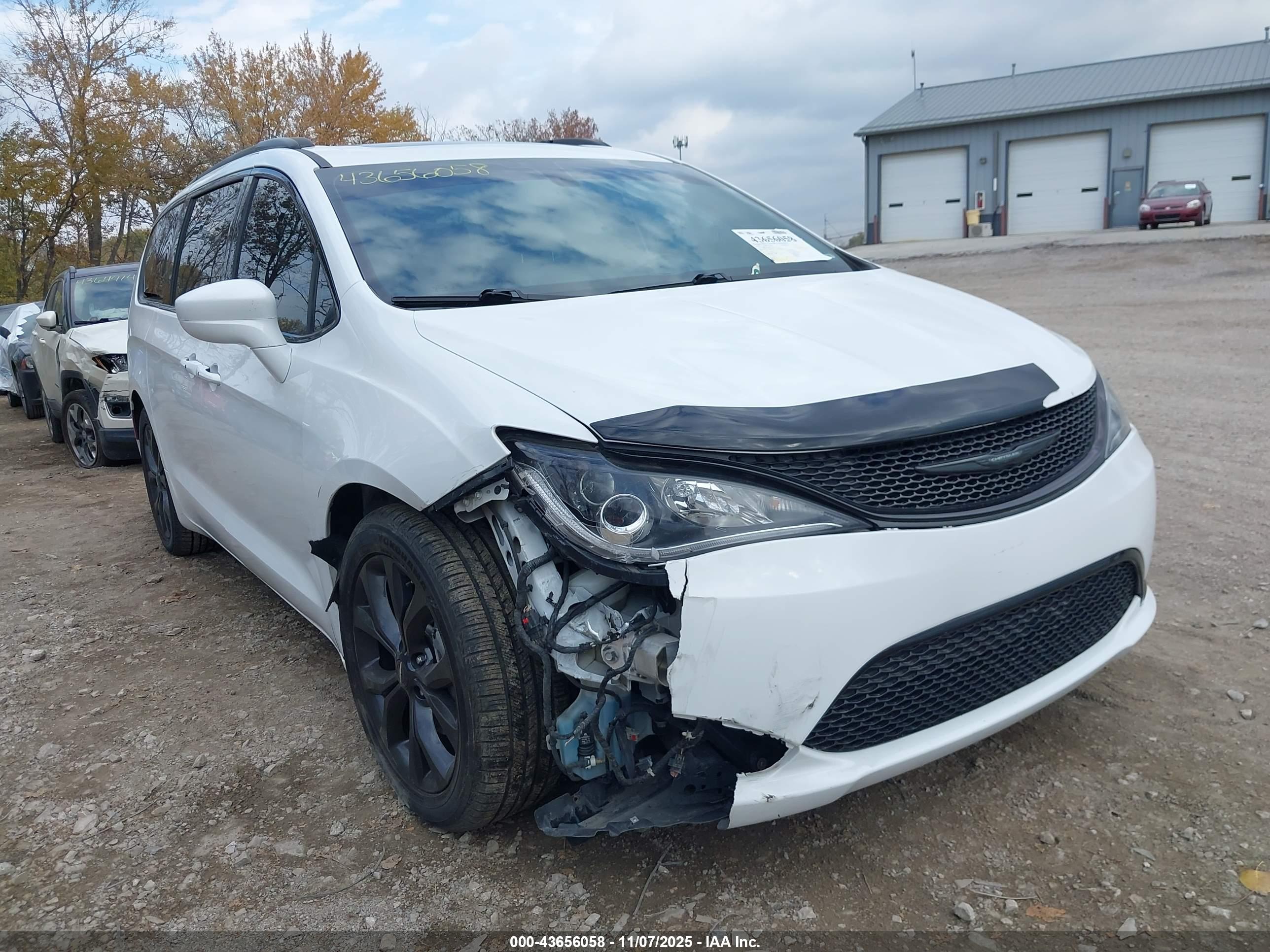 CHRYSLER PACIFICA image 6