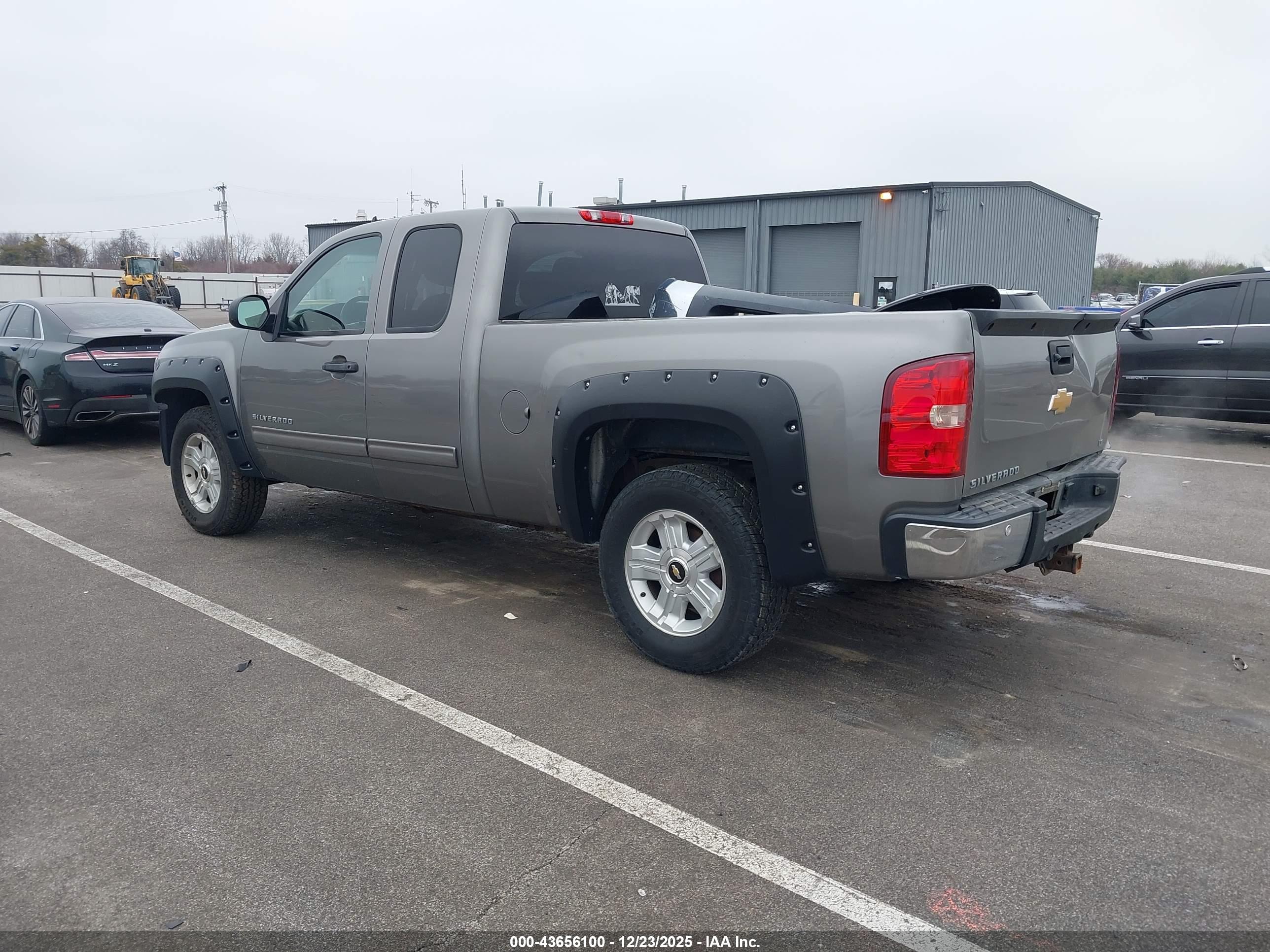 CHEVROLET SILVERADO image 3