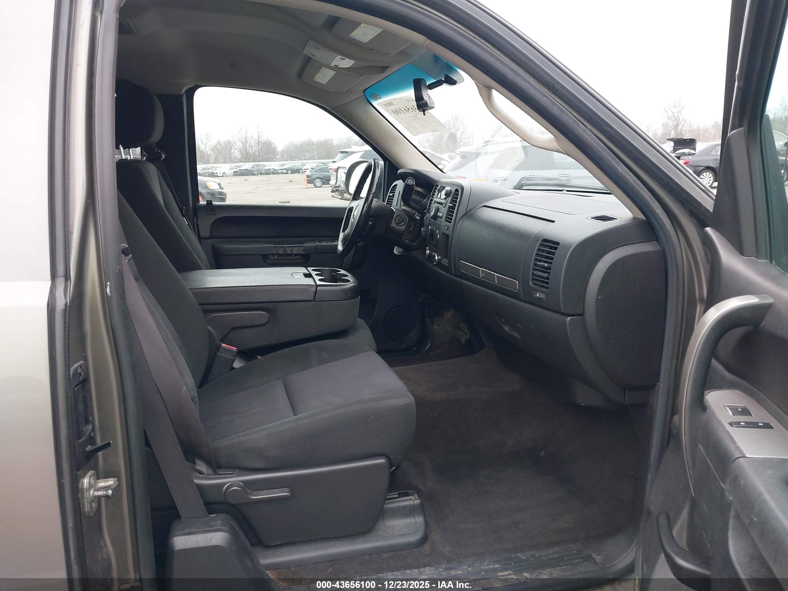 CHEVROLET SILVERADO image 5