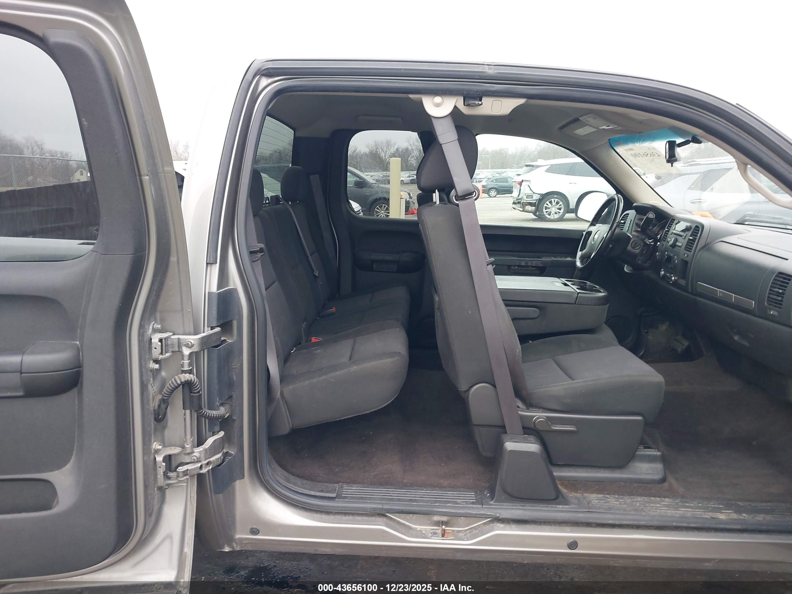 CHEVROLET SILVERADO image 8