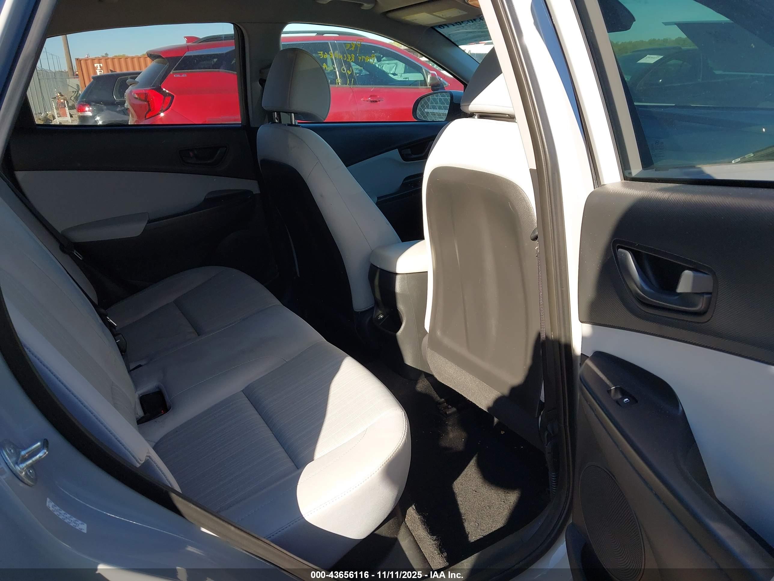 HYUNDAI KONA image 8