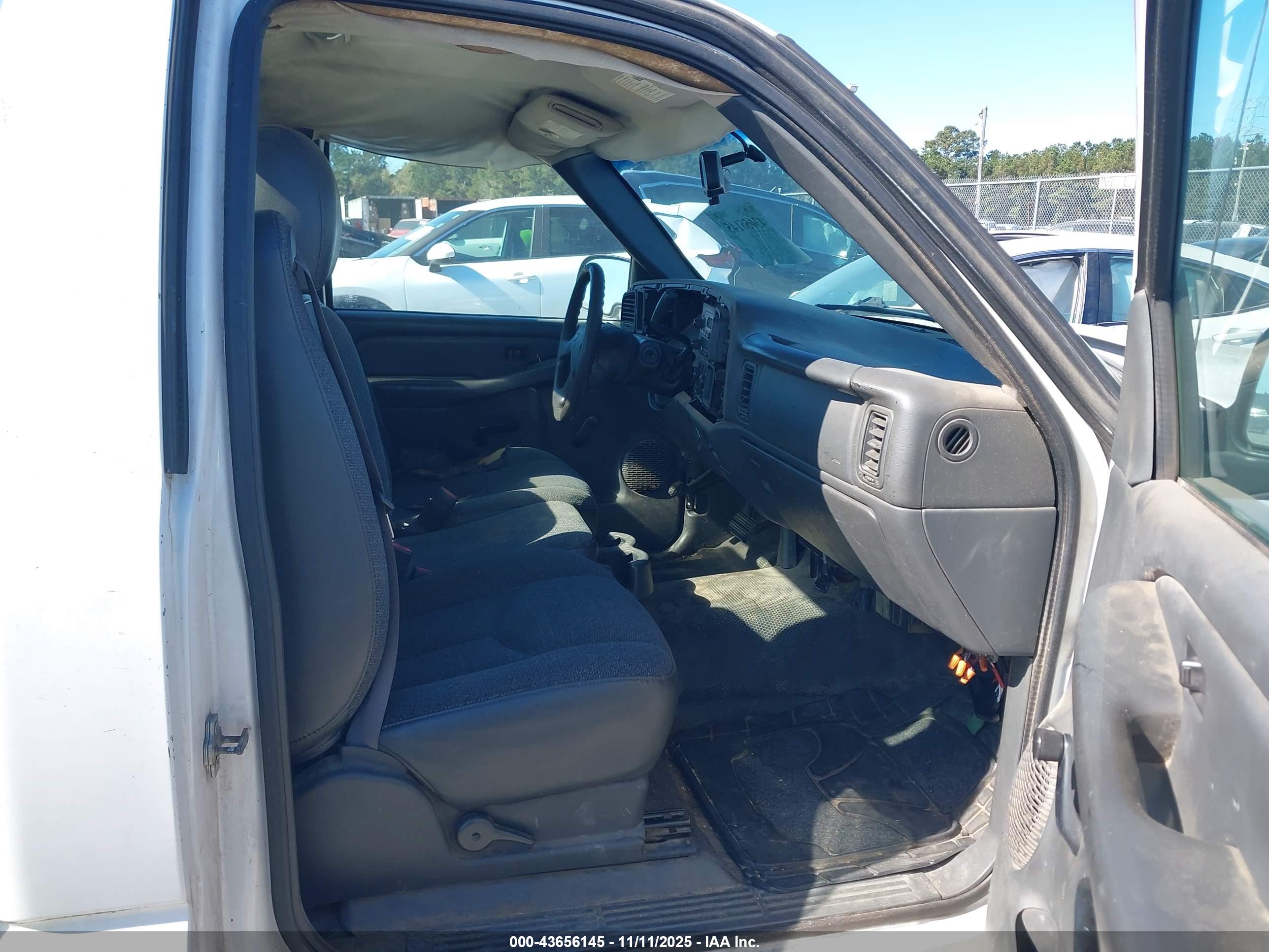 CHEVROLET SILVERADO image 5