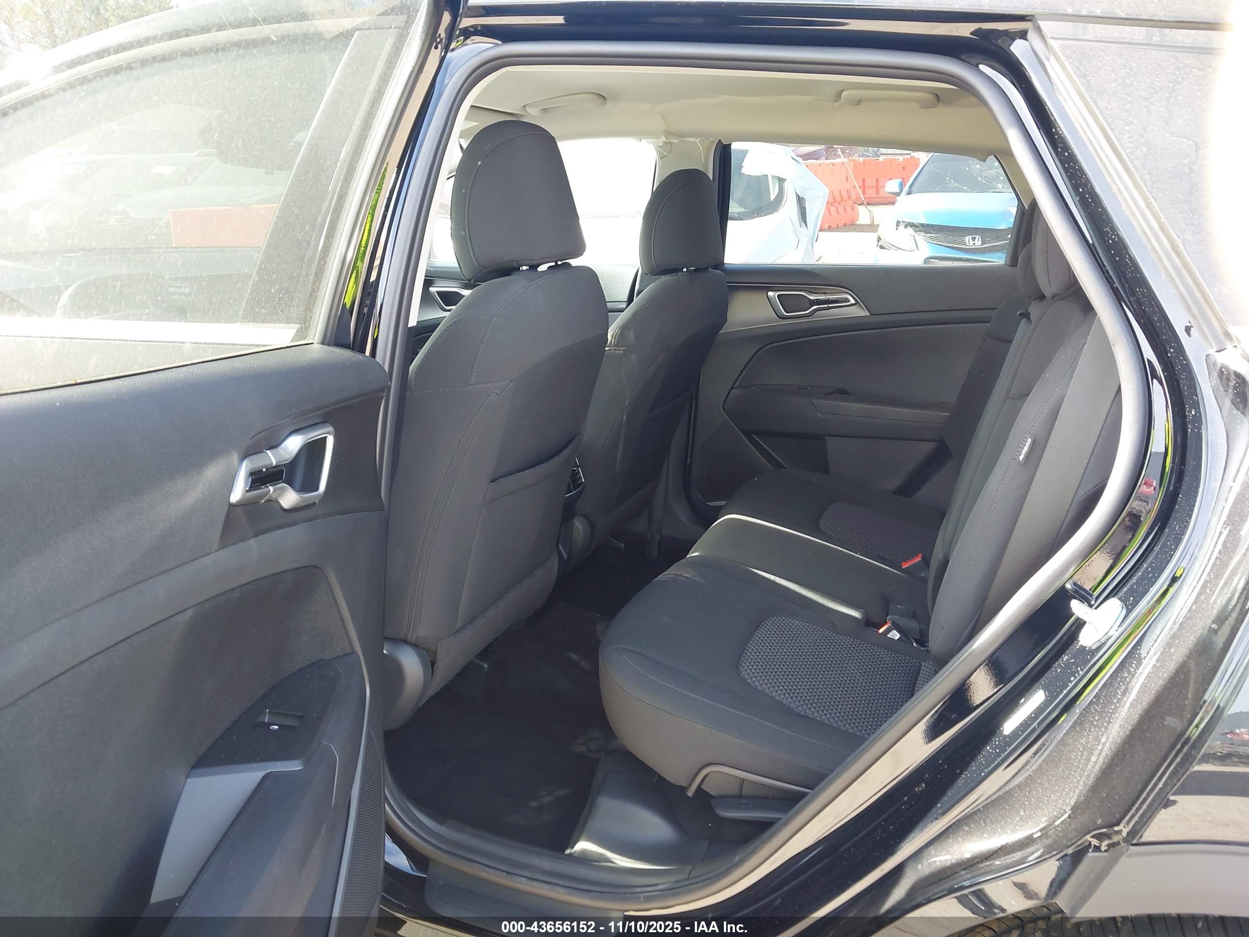 KIA SPORTAGE image 8