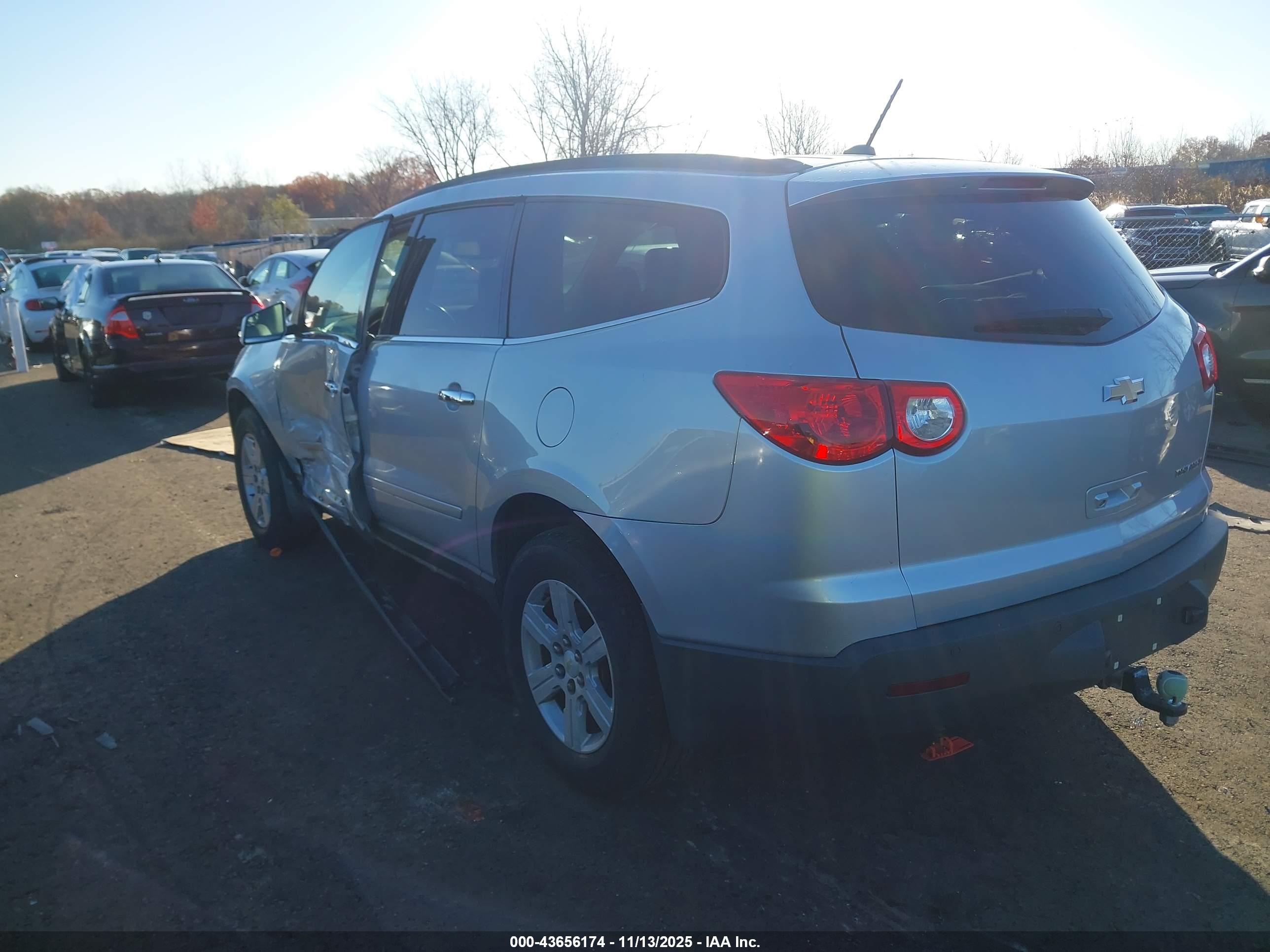 CHEVROLET TRAVERSE image 3