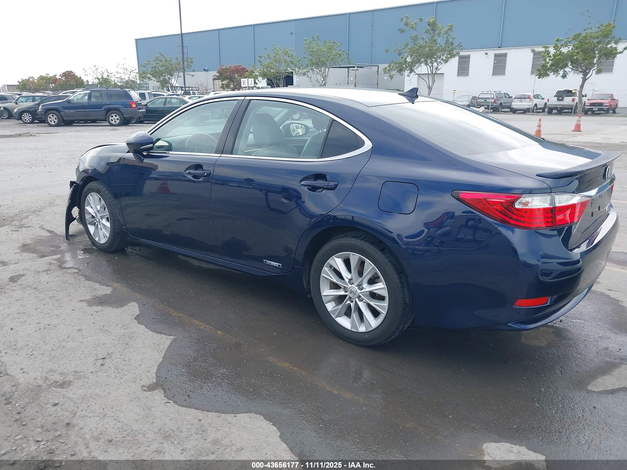 LEXUS ES image 3