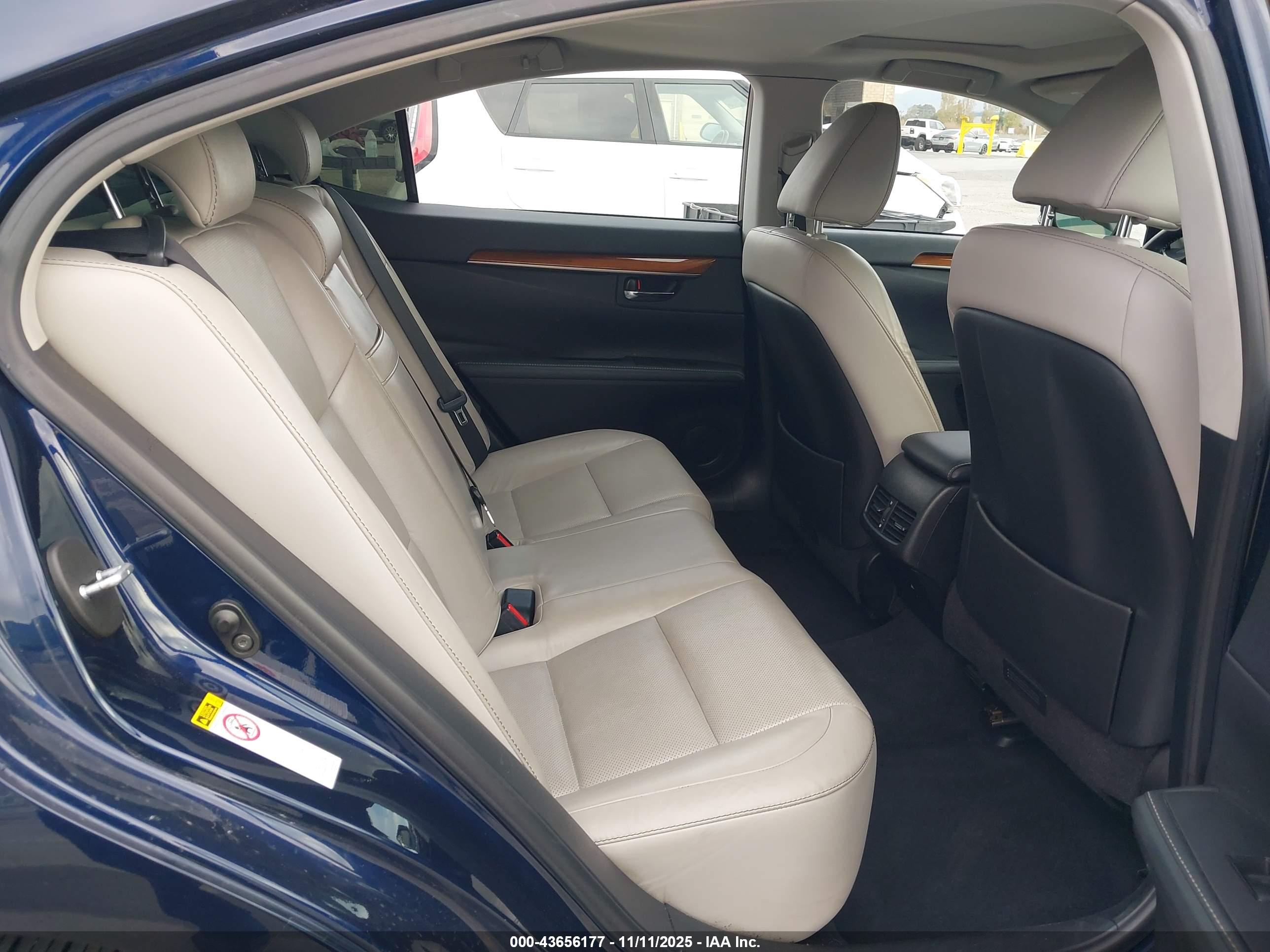 LEXUS ES image 8