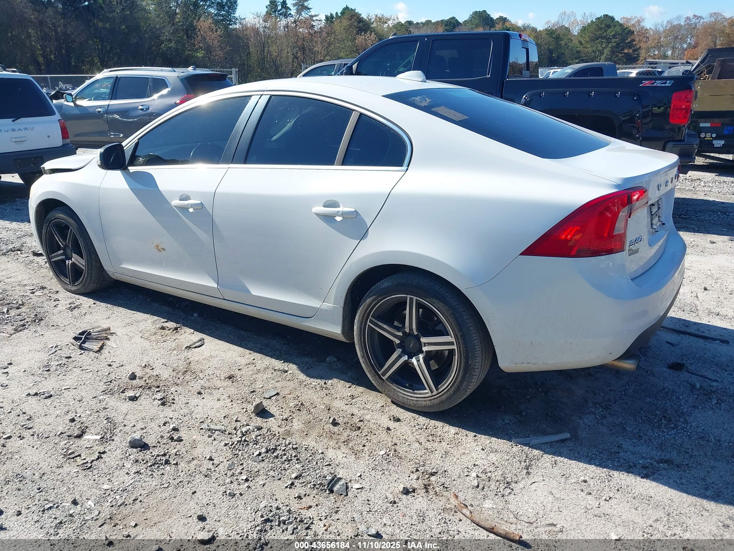 VOLVO S60 image 3