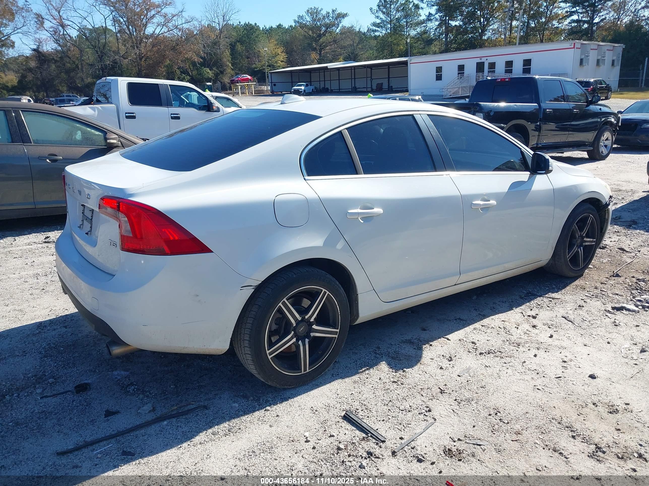 VOLVO S60 image 4