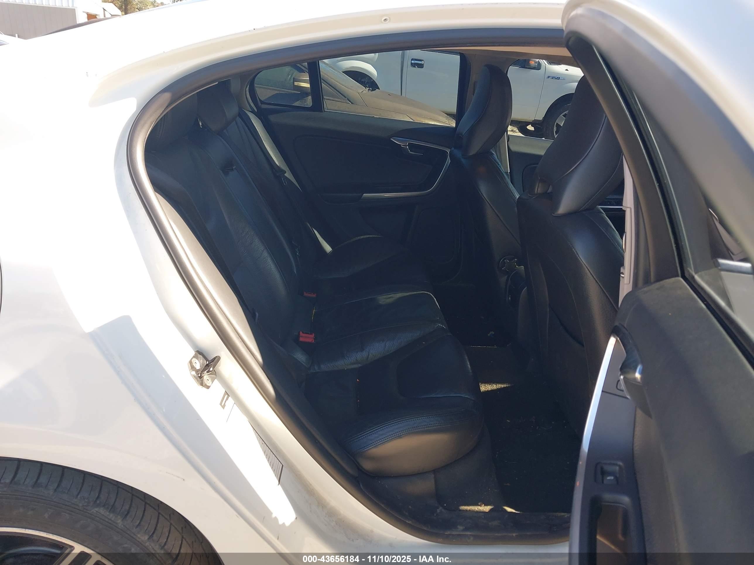VOLVO S60 image 8
