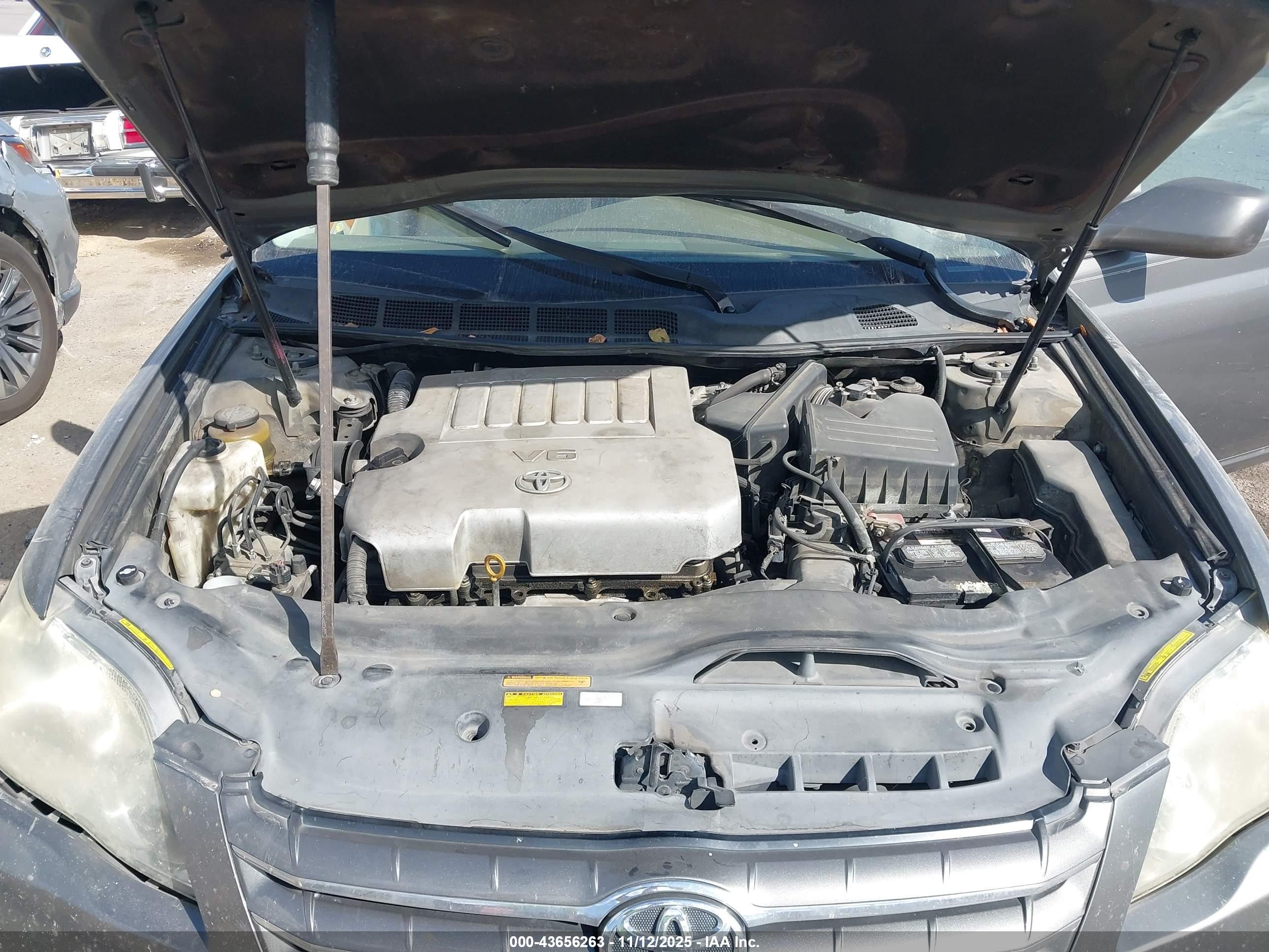 TOYOTA AVALON image 10