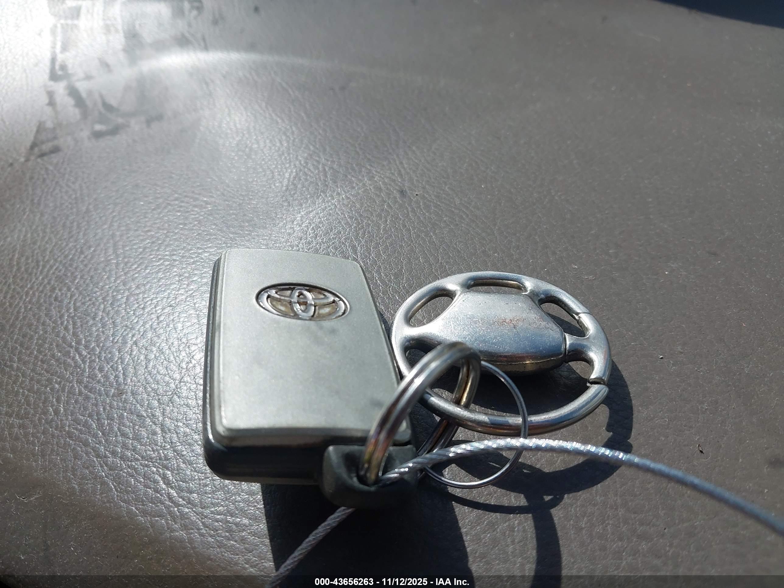TOYOTA AVALON image 11