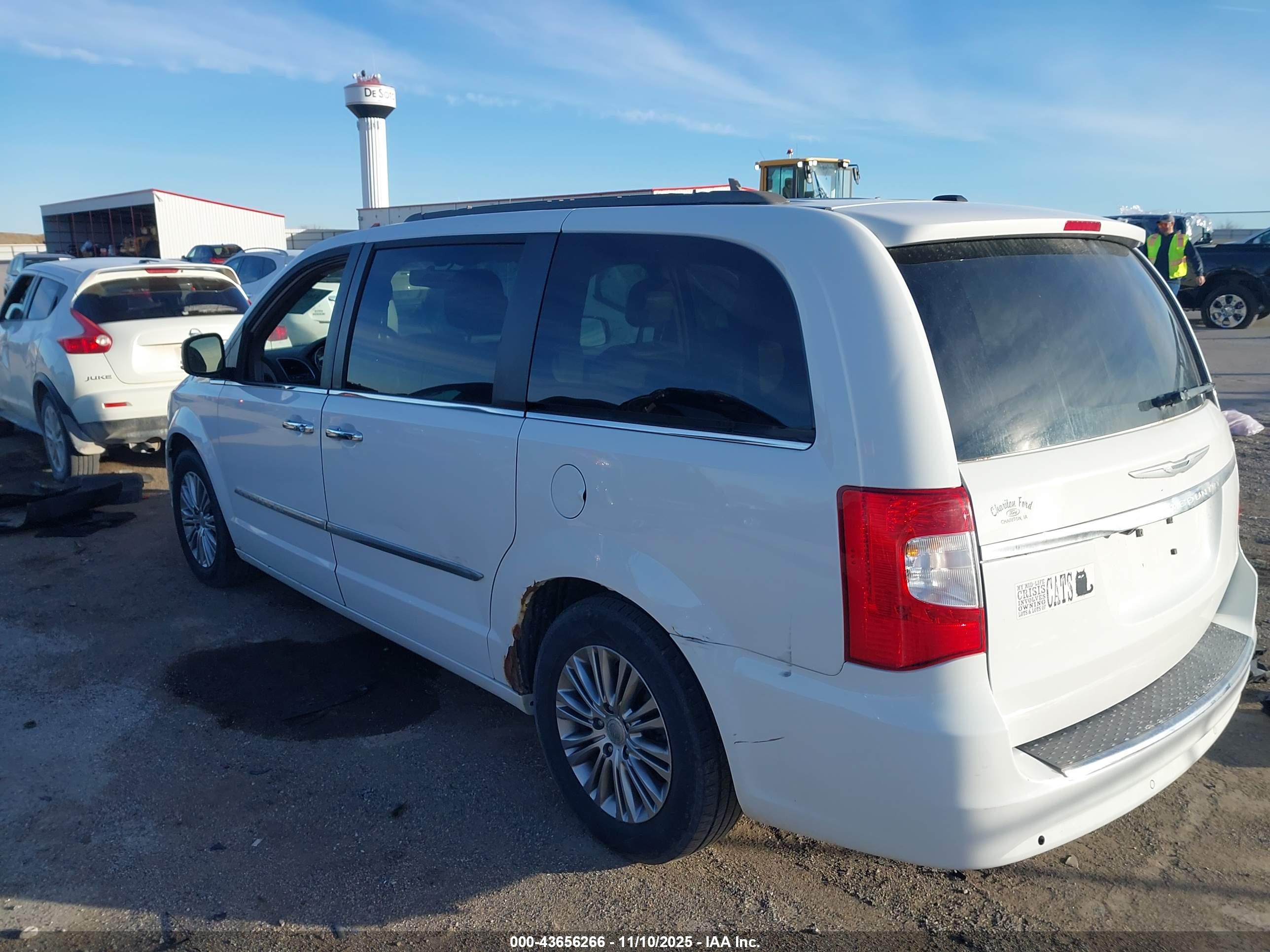 CHRYSLER TOWN image 3