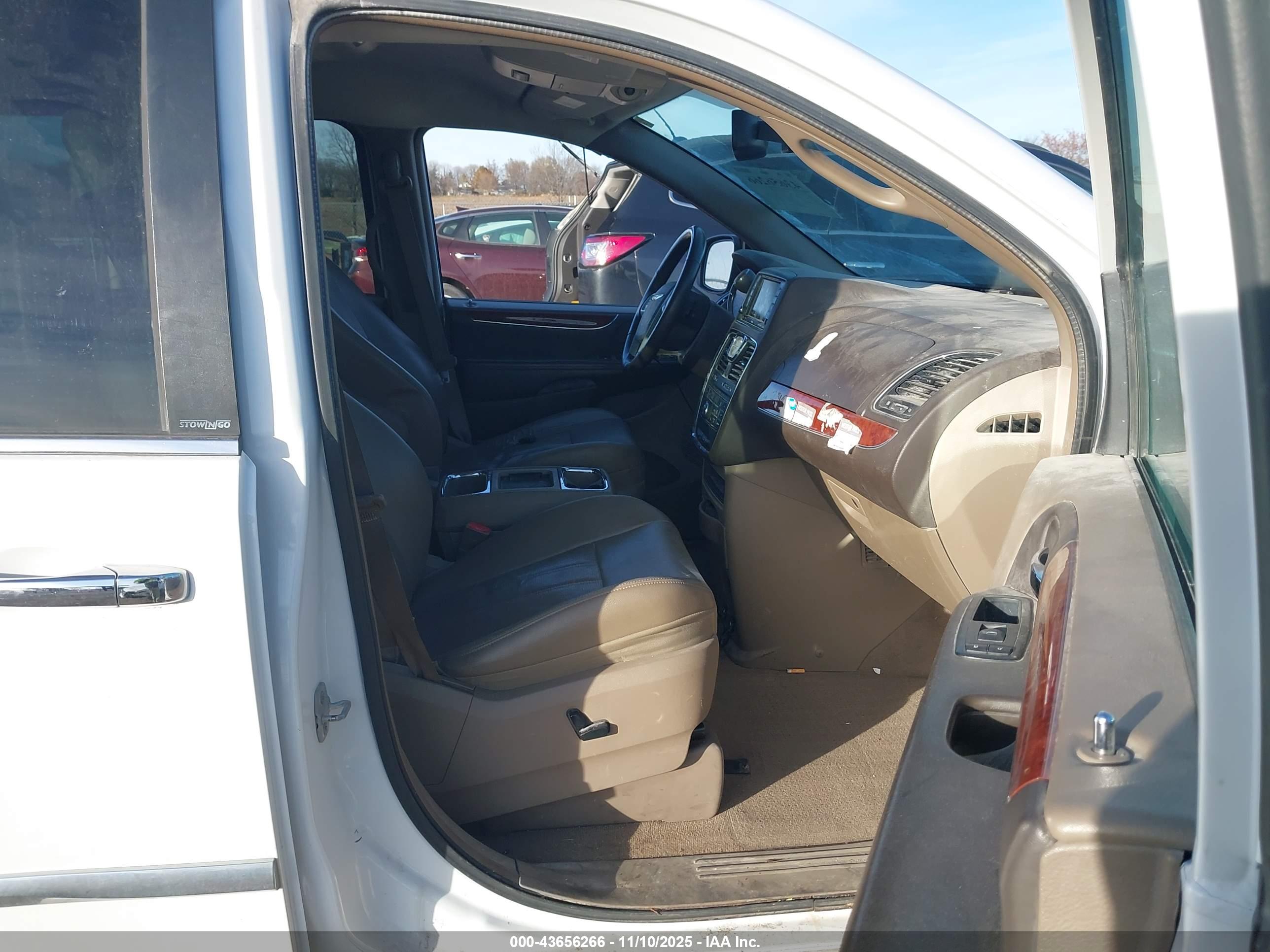 CHRYSLER TOWN image 5