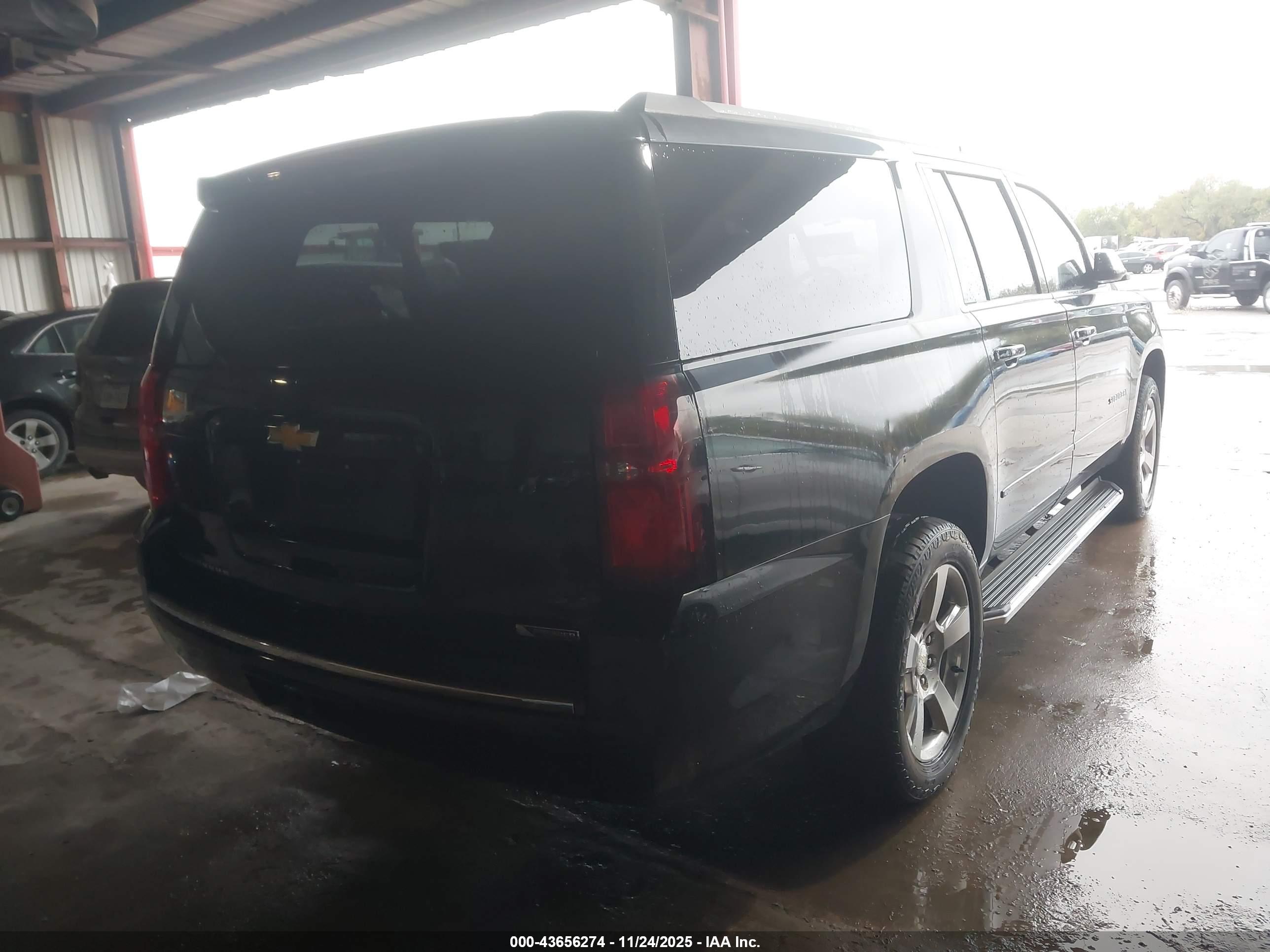 CHEVROLET SUBURBAN image 4