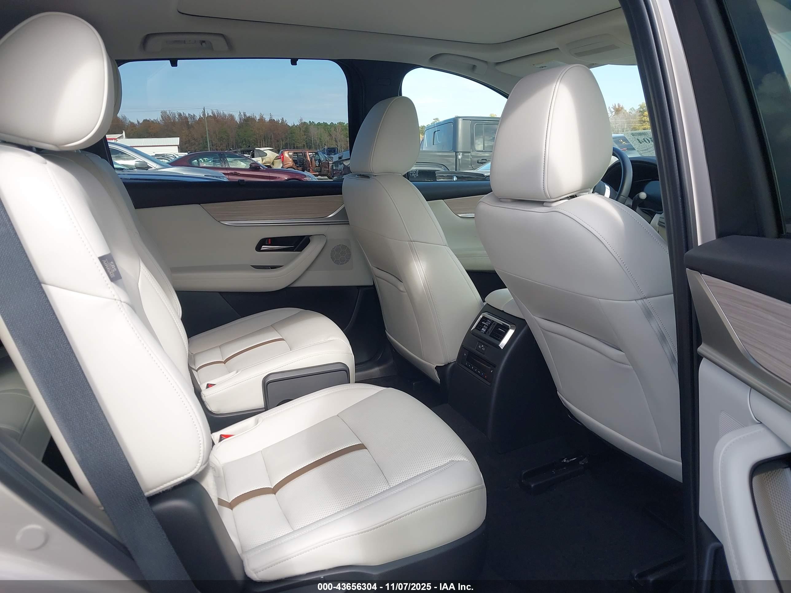 MAZDA CX-90 image 8