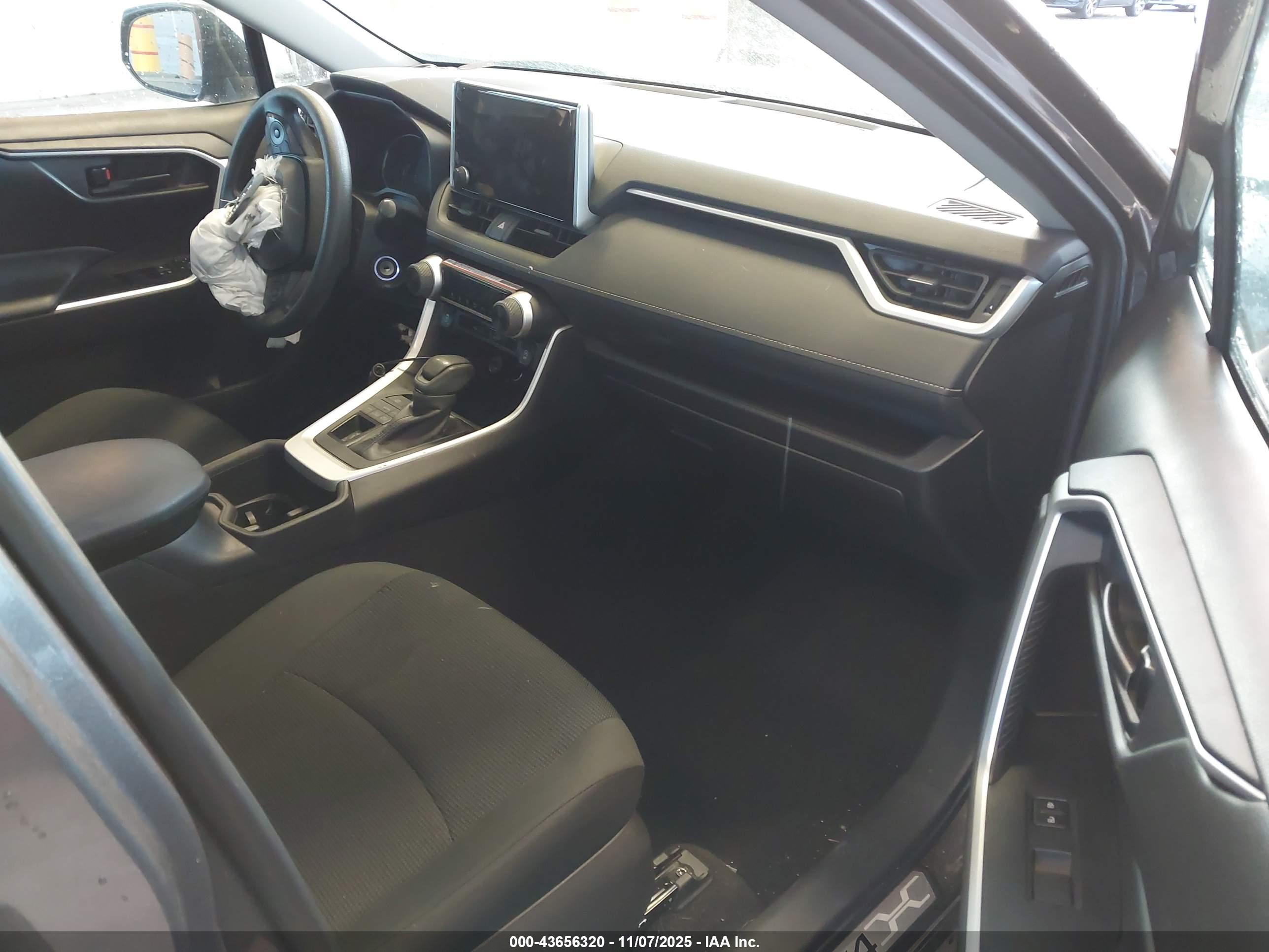 TOYOTA RAV4 image 5