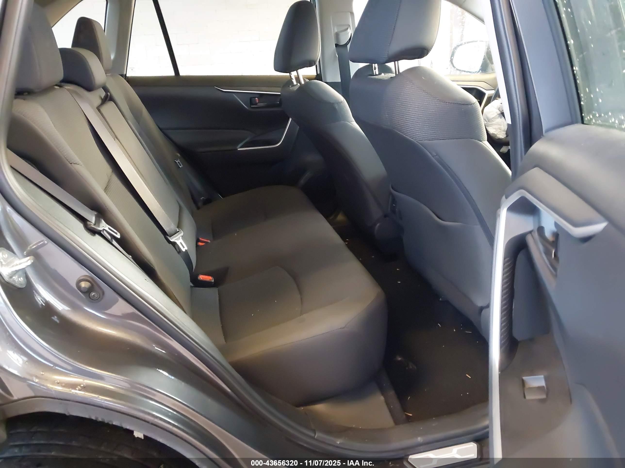 TOYOTA RAV4 image 8