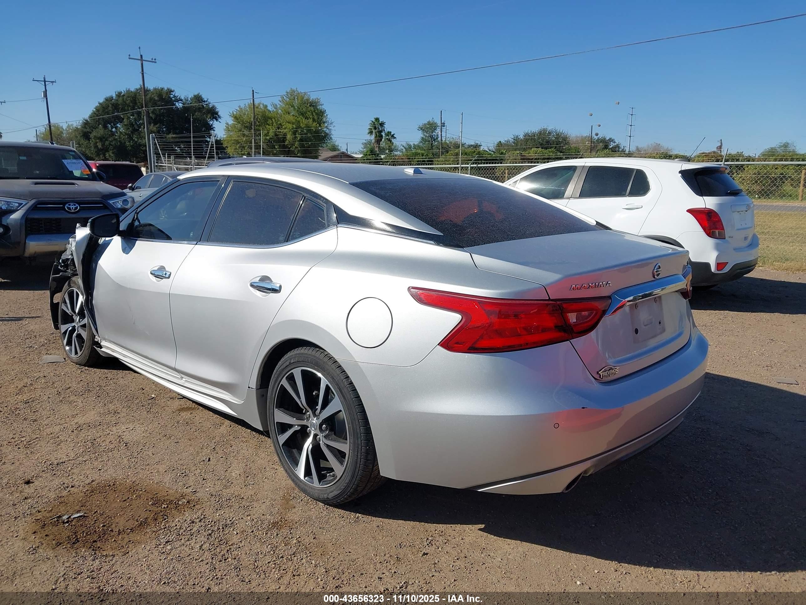 NISSAN MAXIMA image 3