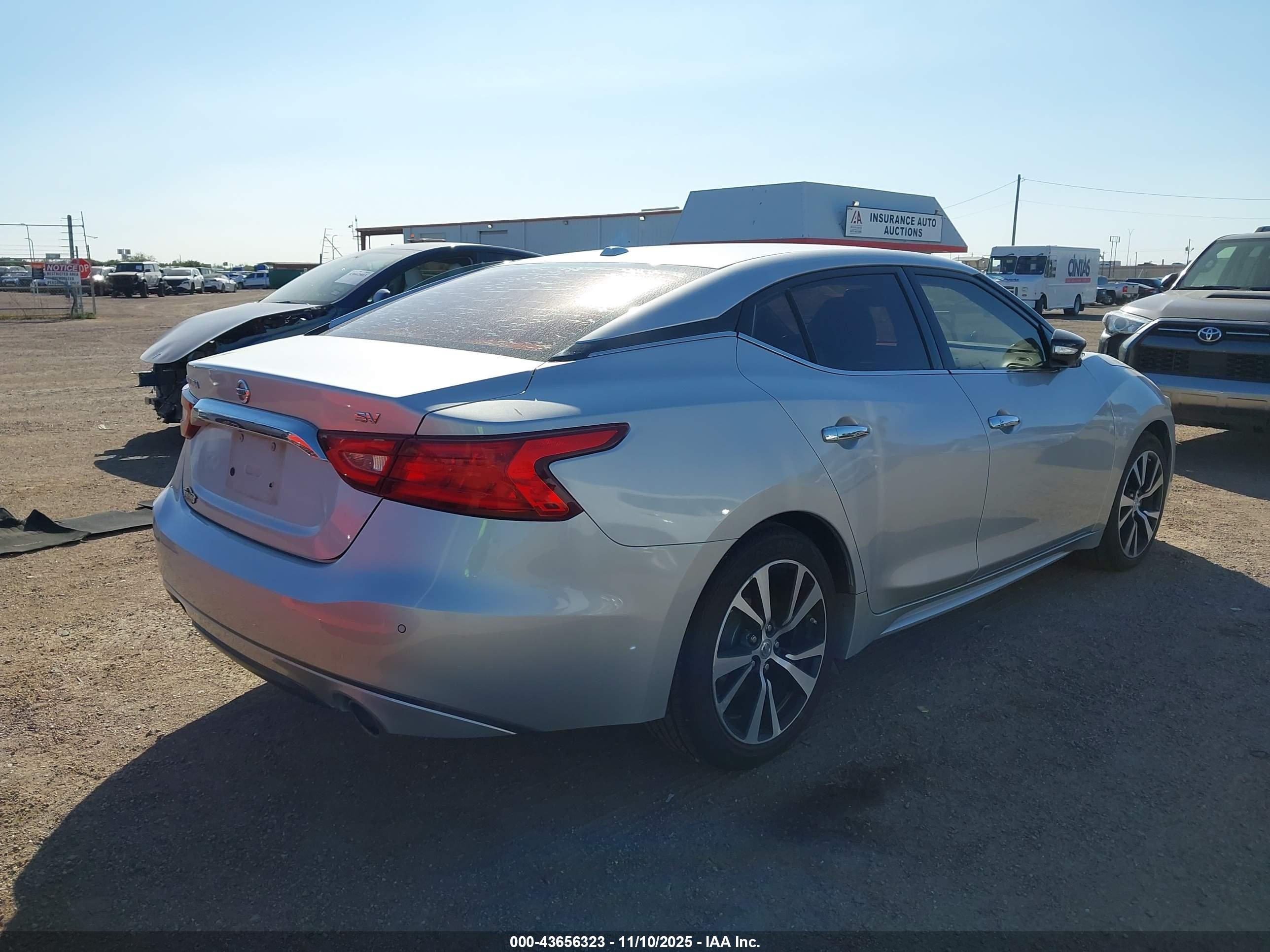 NISSAN MAXIMA image 4