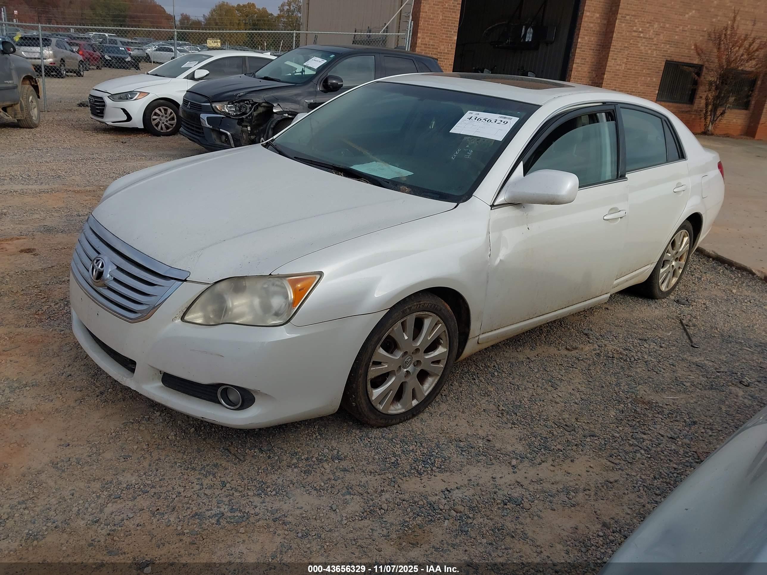 TOYOTA AVALON image 2