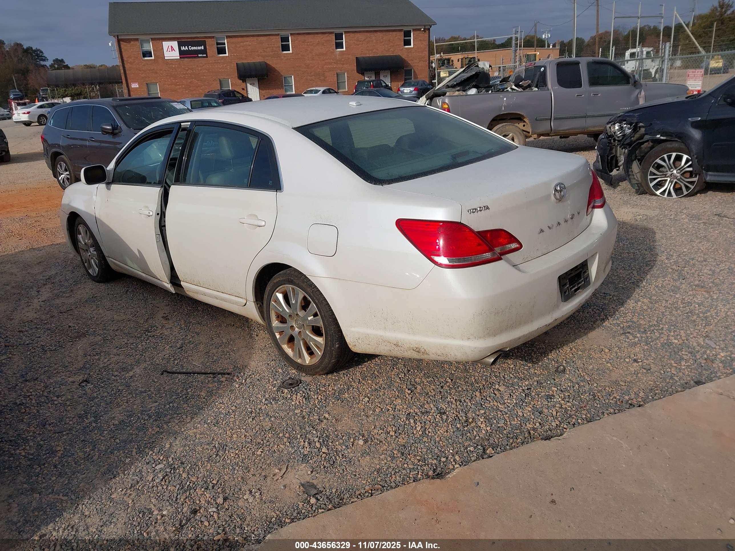 TOYOTA AVALON image 3